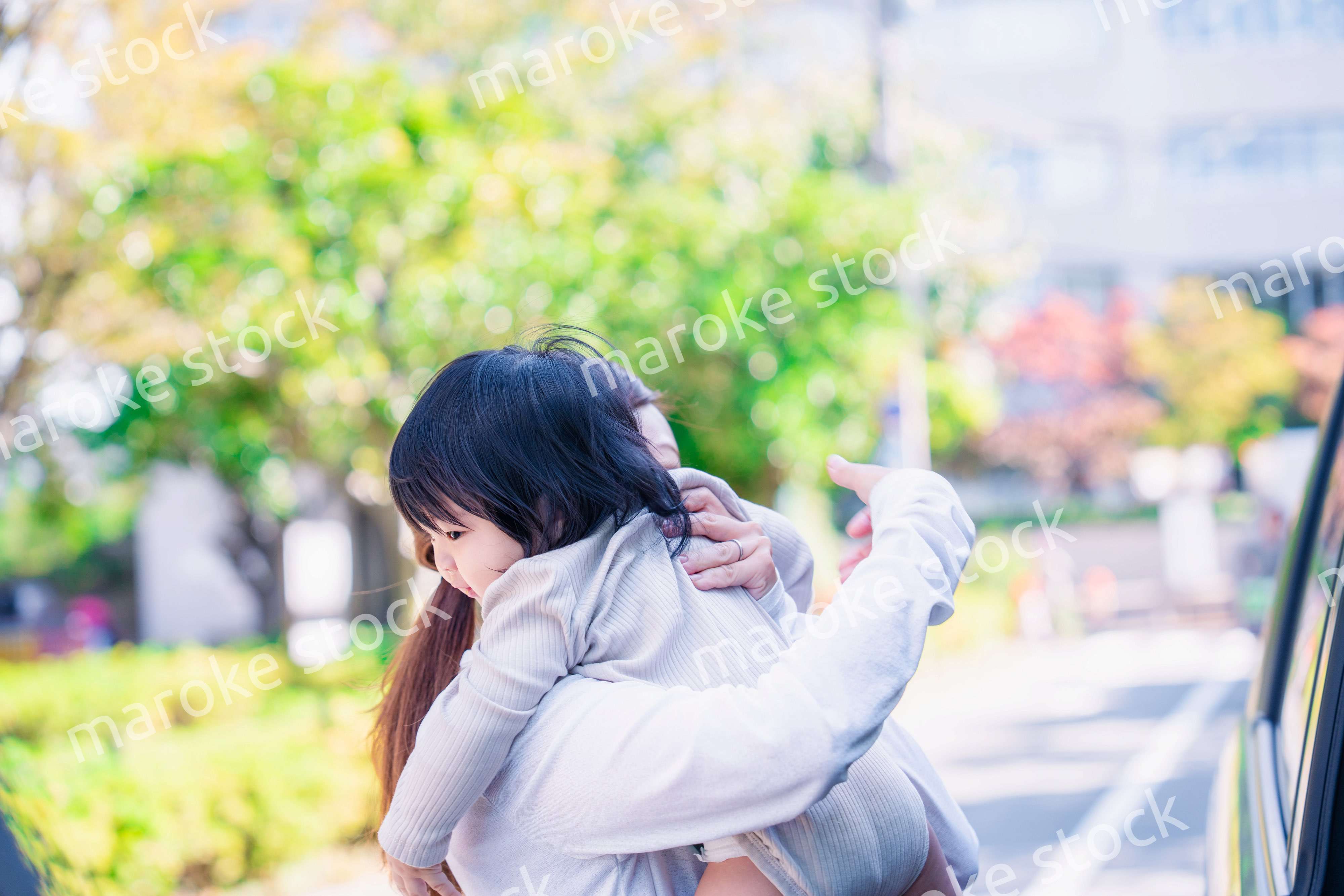 生後半年の赤ちゃんを抱っこして笑うお母さん