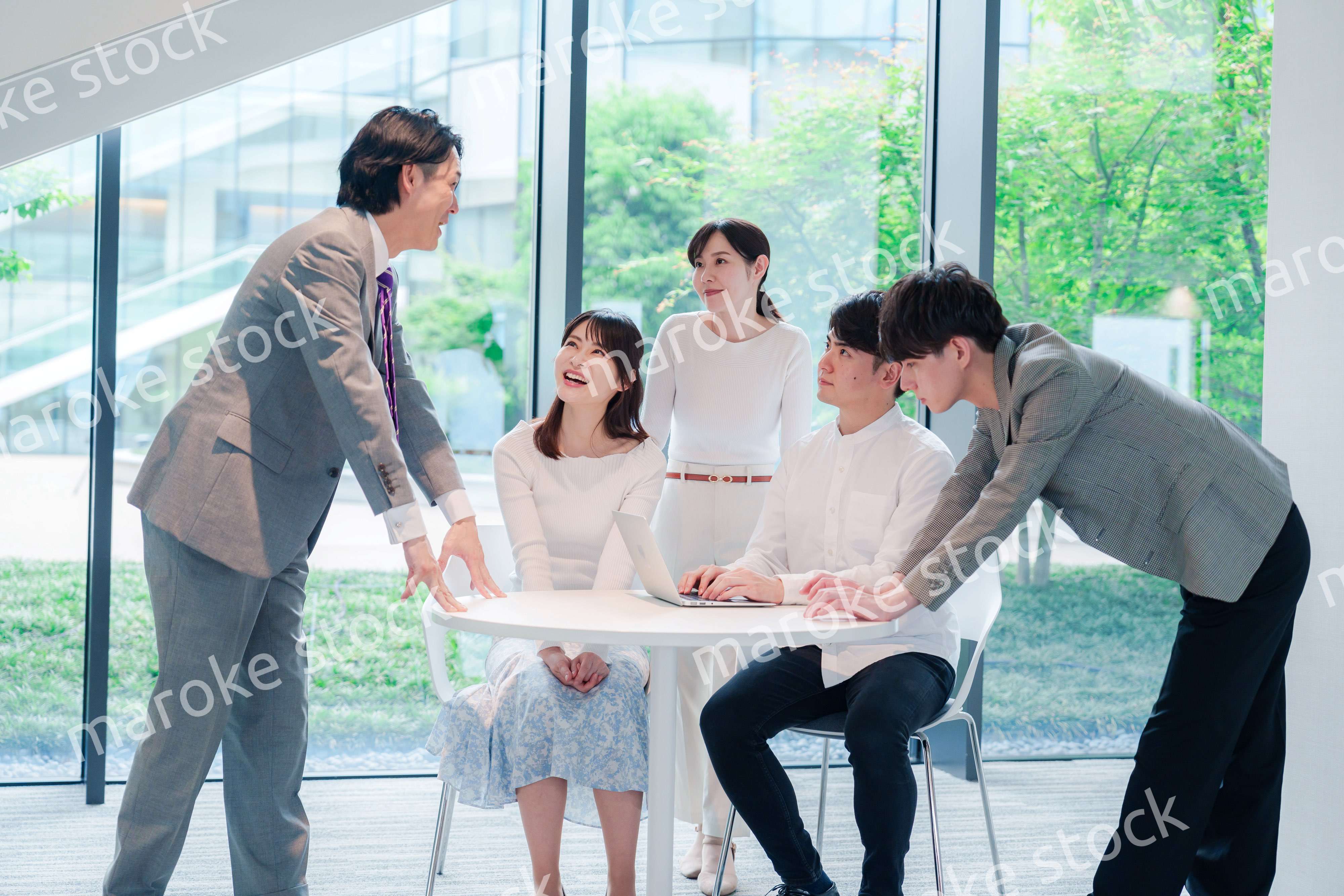 オフィスで打ち合わせをするビジネスパーソン