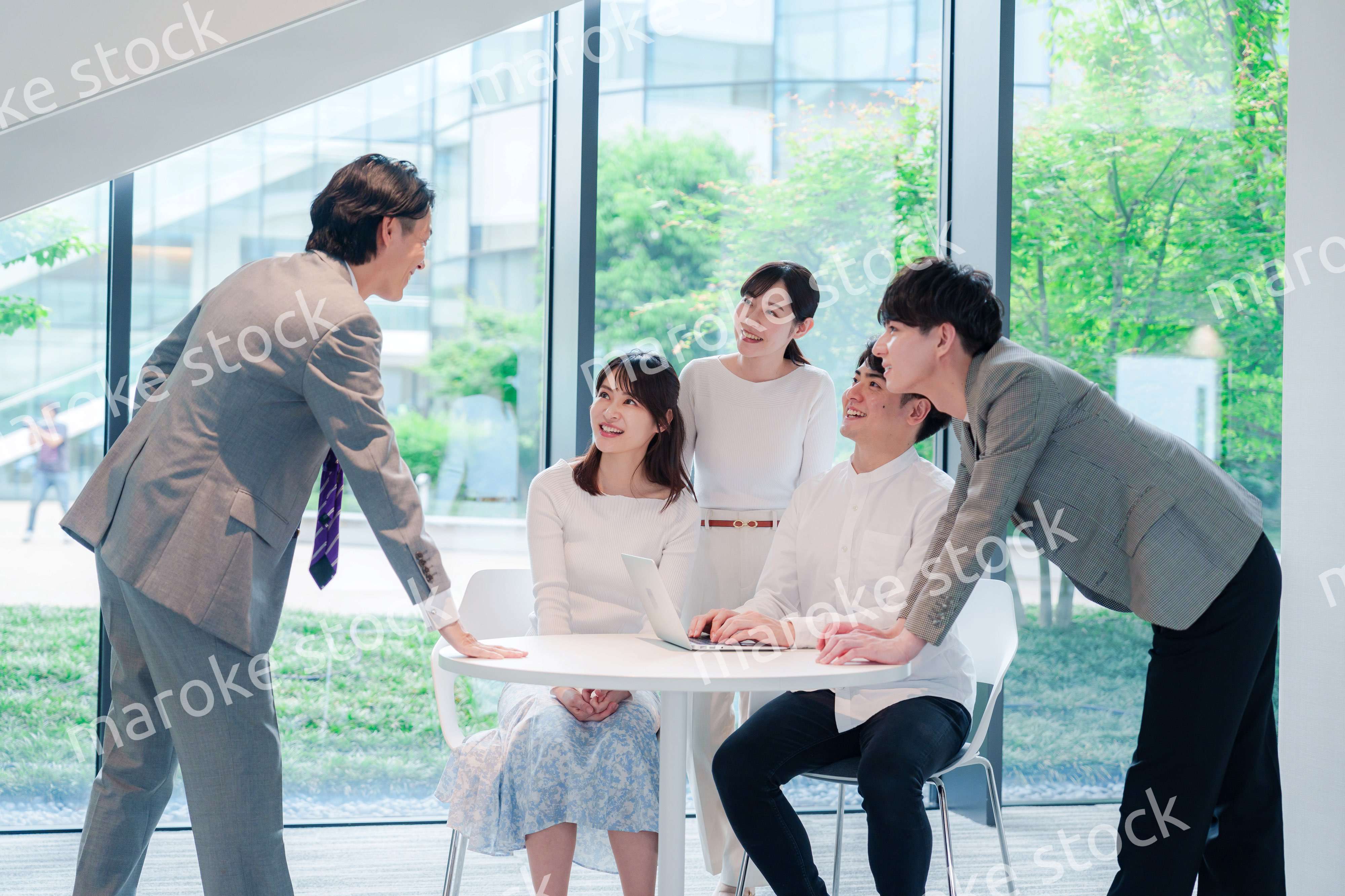 オフィスで打ち合わせをするビジネスパーソン