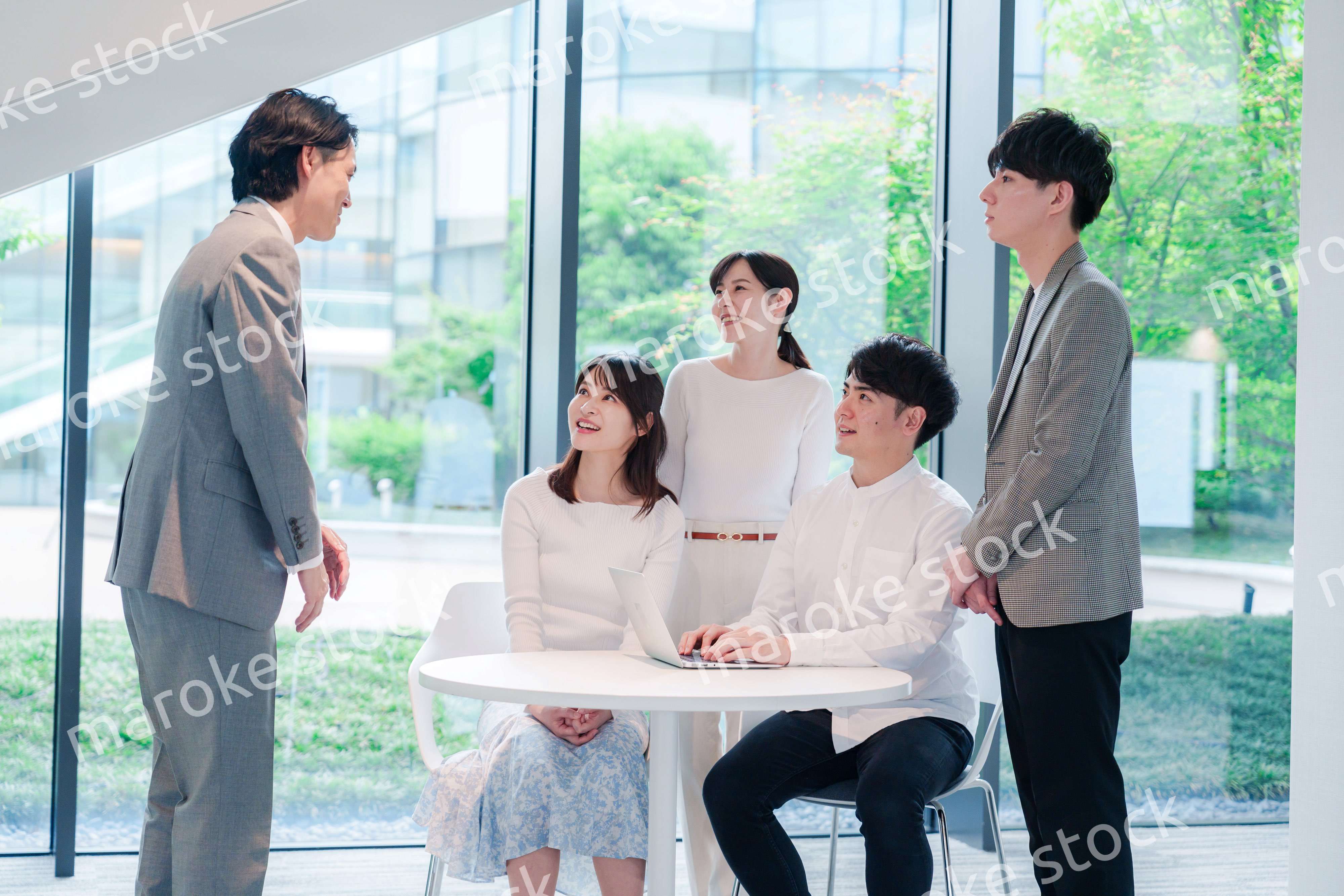 オフィスで打ち合わせをするビジネスパーソン