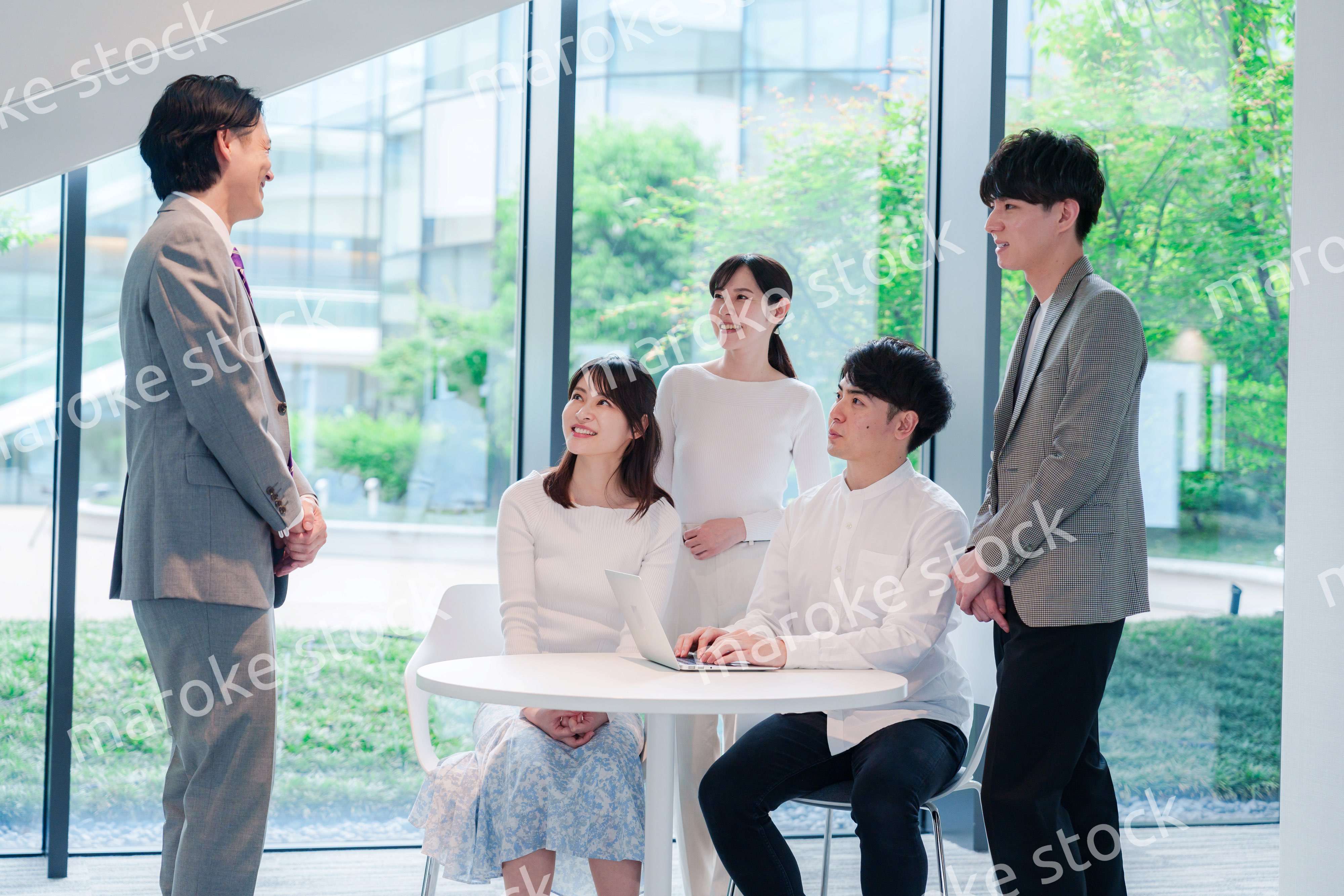 オフィスで打ち合わせをするビジネスパーソン