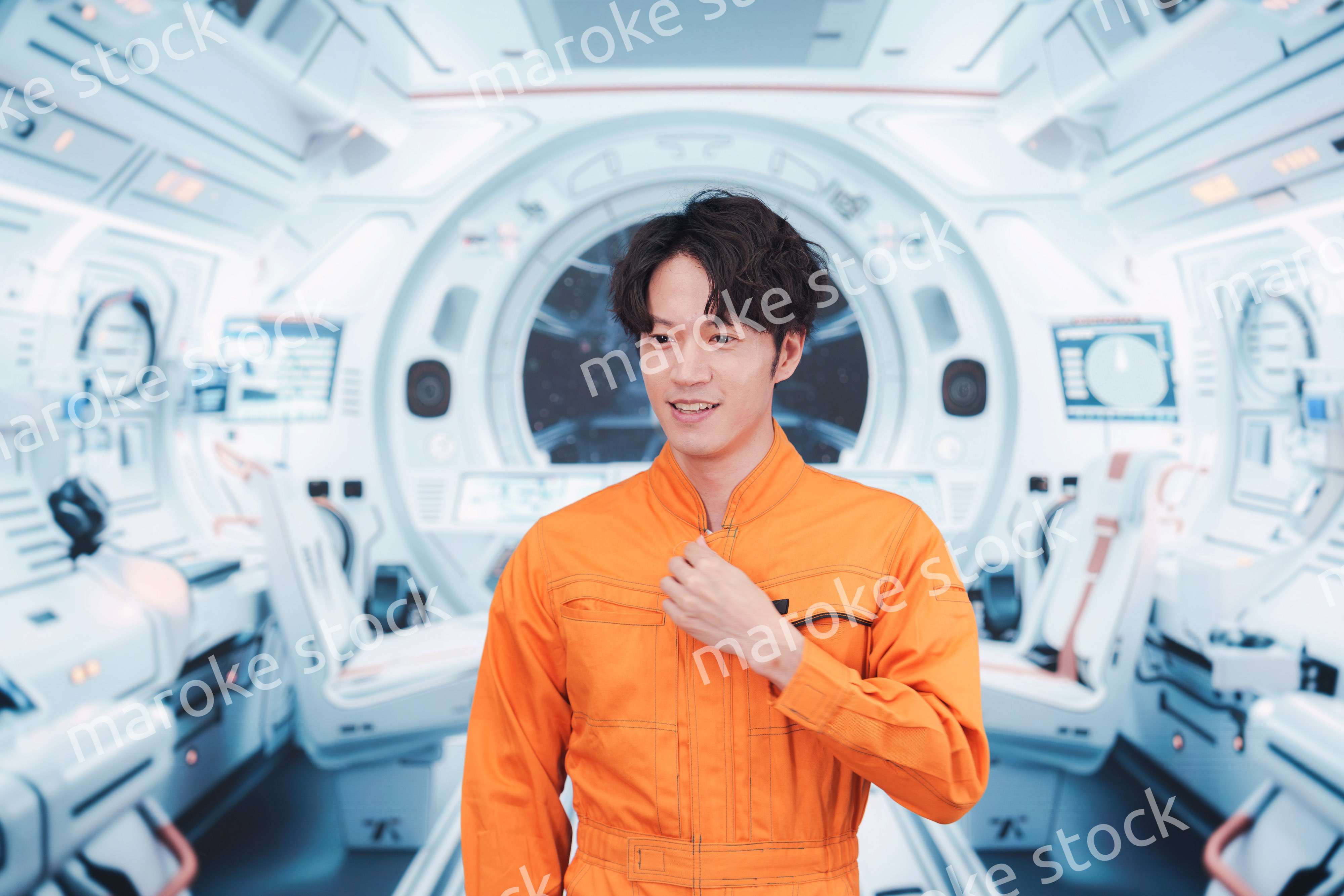 宇宙ステーションの中で働く若い男性の宇宙飛行士