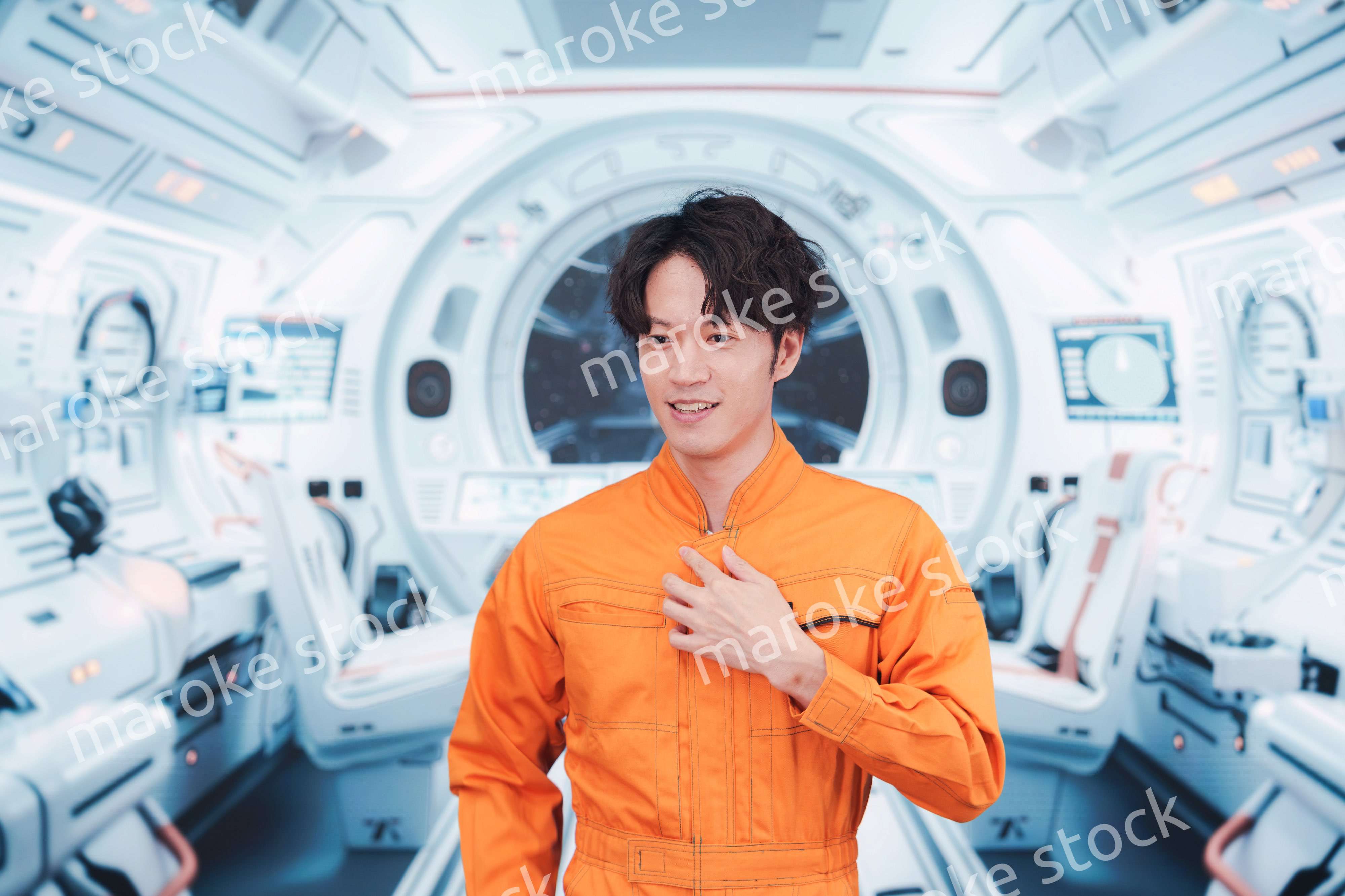 宇宙ステーションの中で働く若い男性の宇宙飛行士