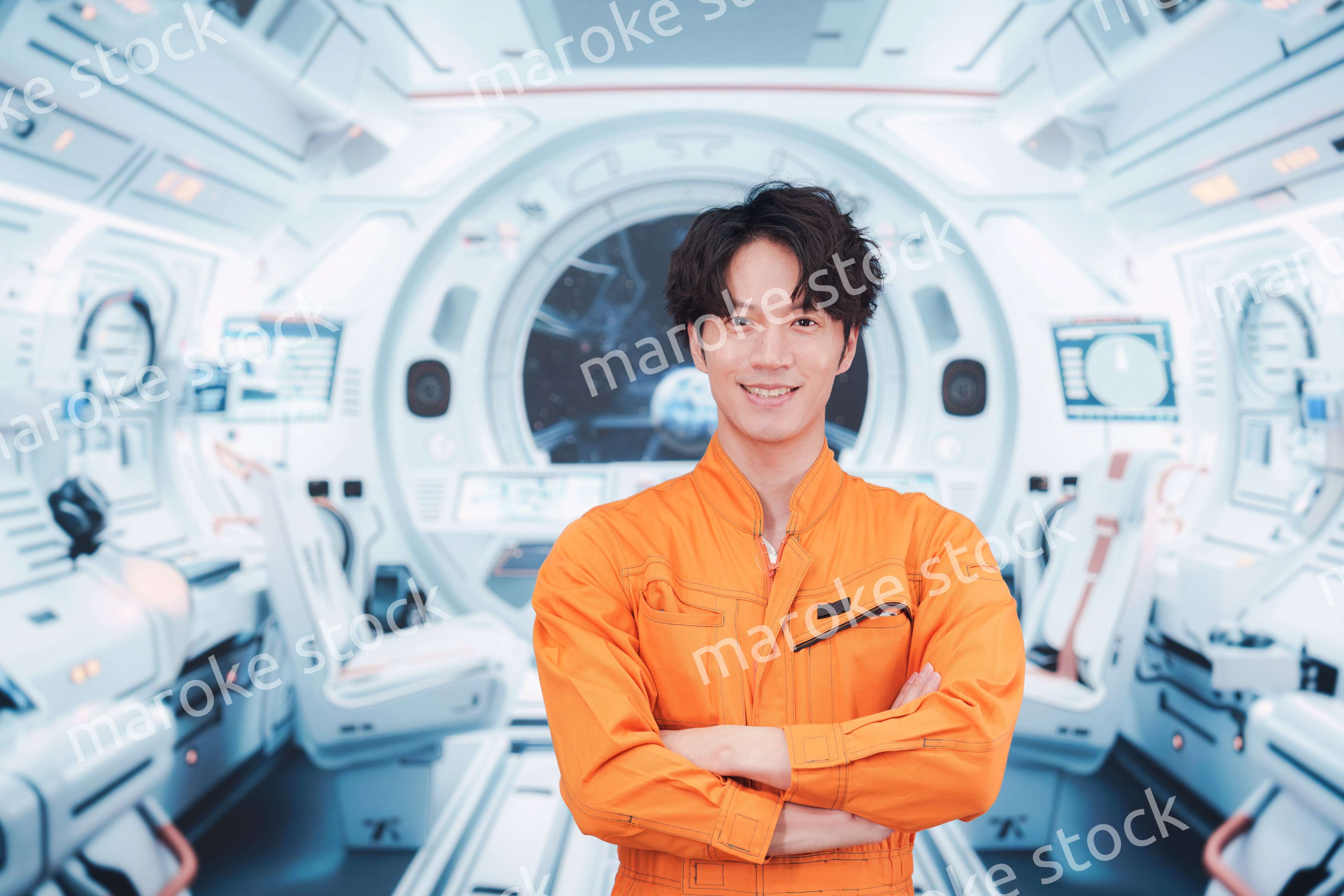 宇宙ステーションの中で働く若い男性の宇宙飛行士