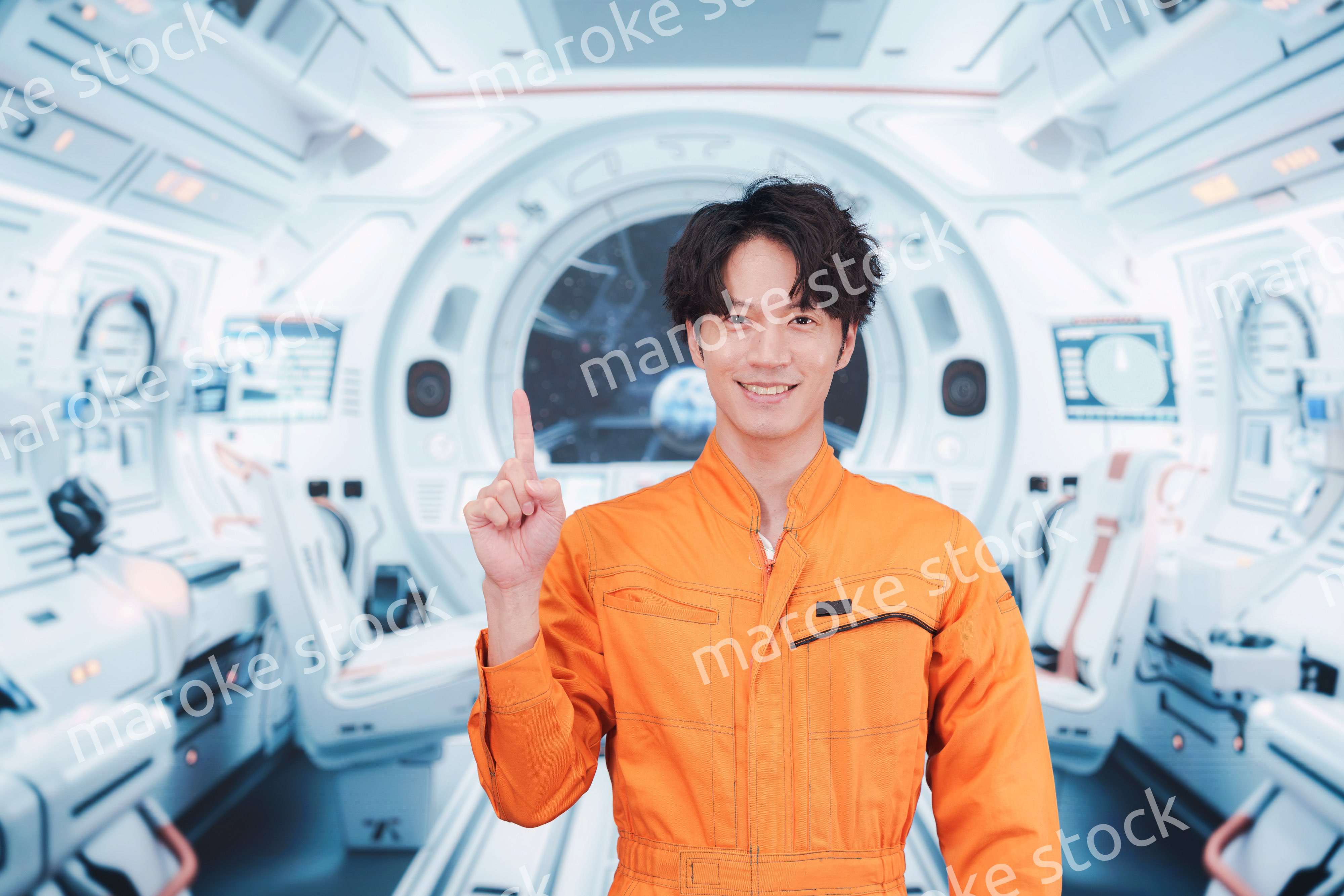 宇宙ステーションの中で働く若い男性の宇宙飛行士