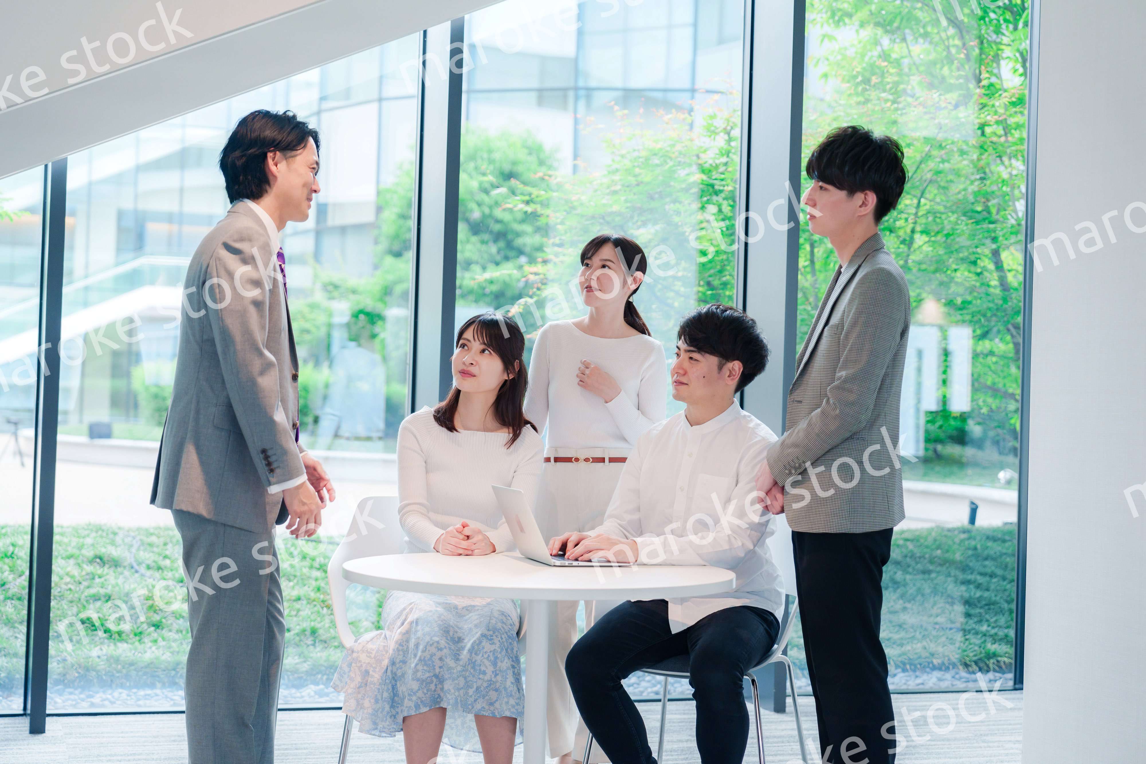 オフィスで打ち合わせをするビジネスパーソン