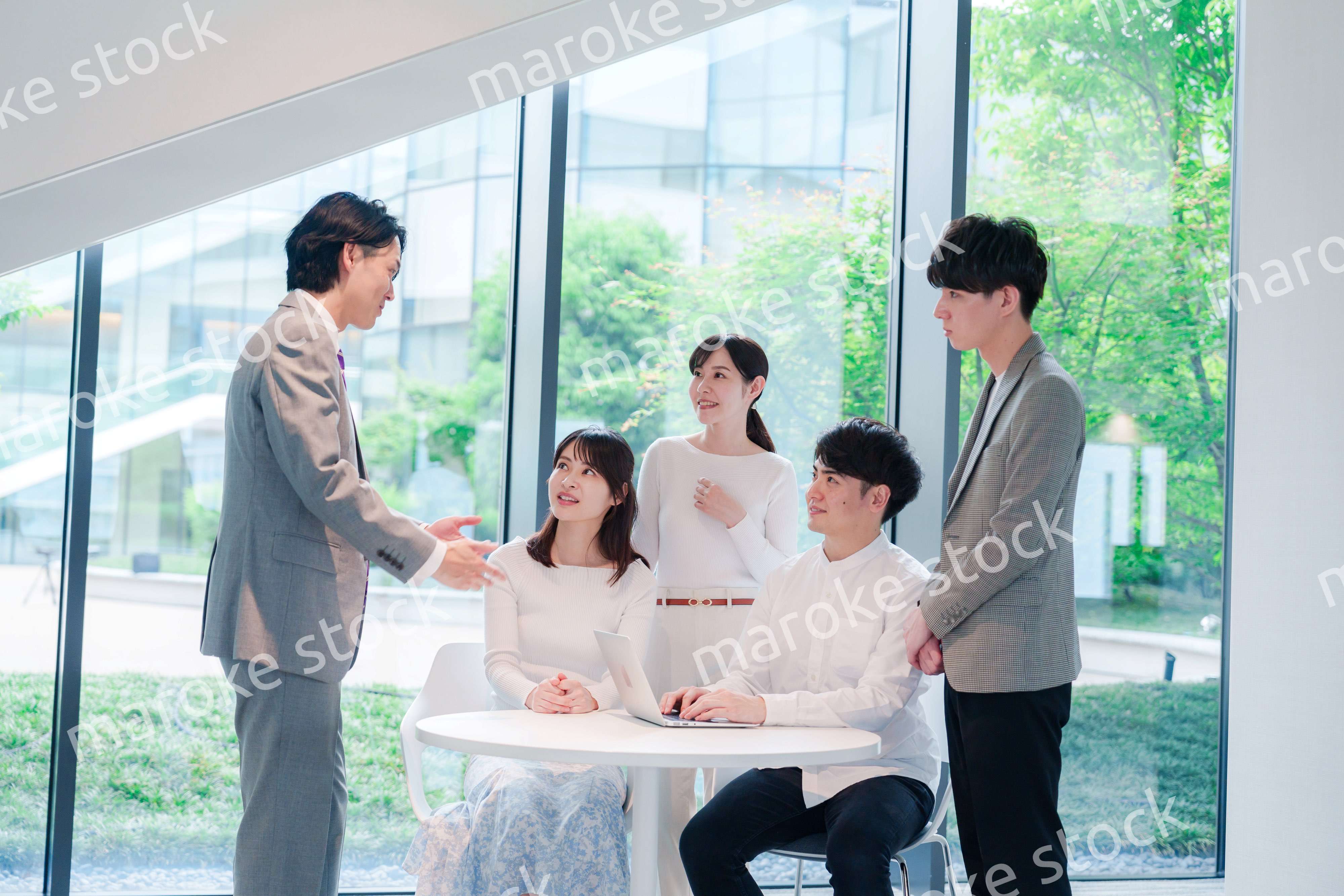 オフィスで打ち合わせをするビジネスパーソン