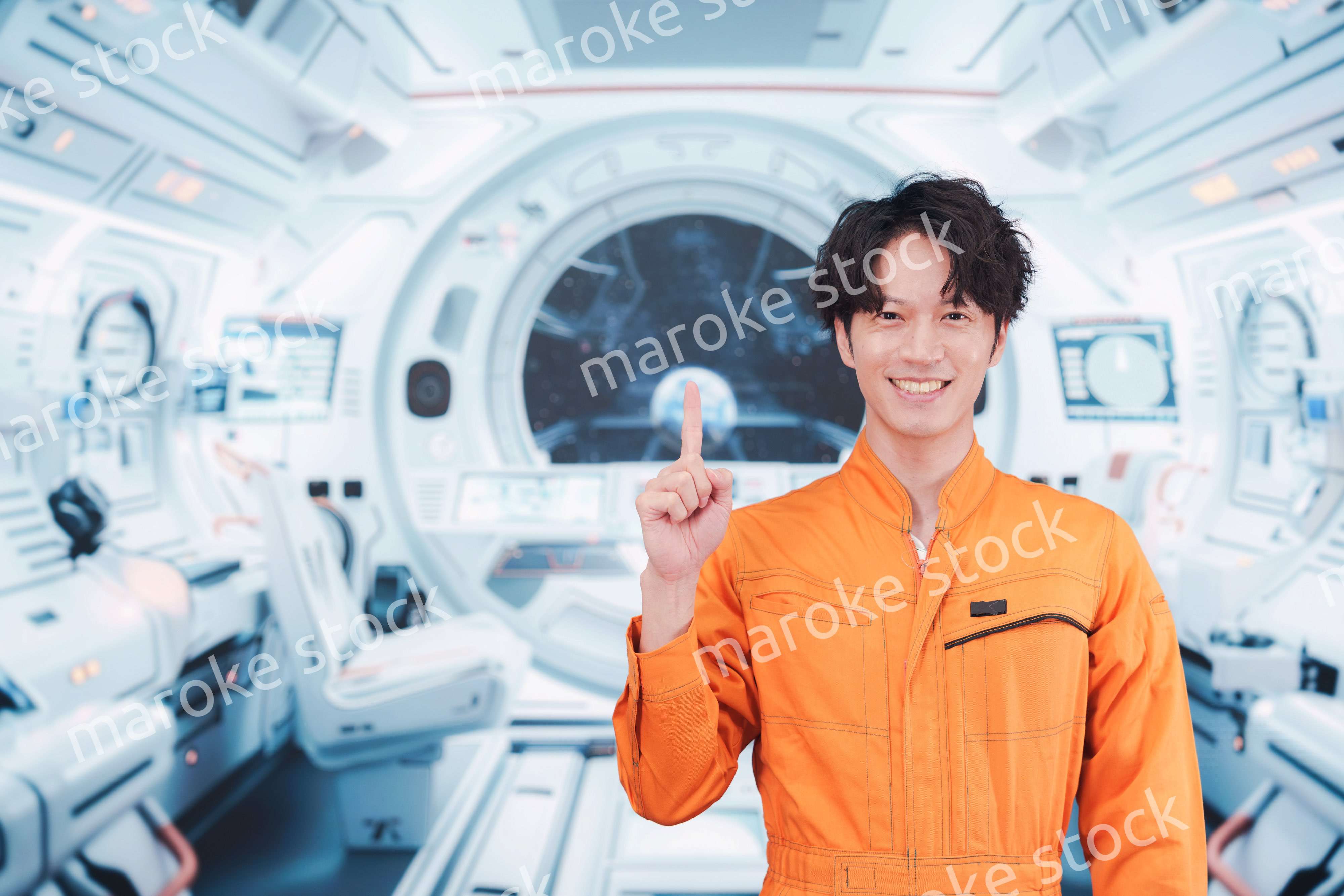 宇宙ステーションの中で働く若い男性の宇宙飛行士