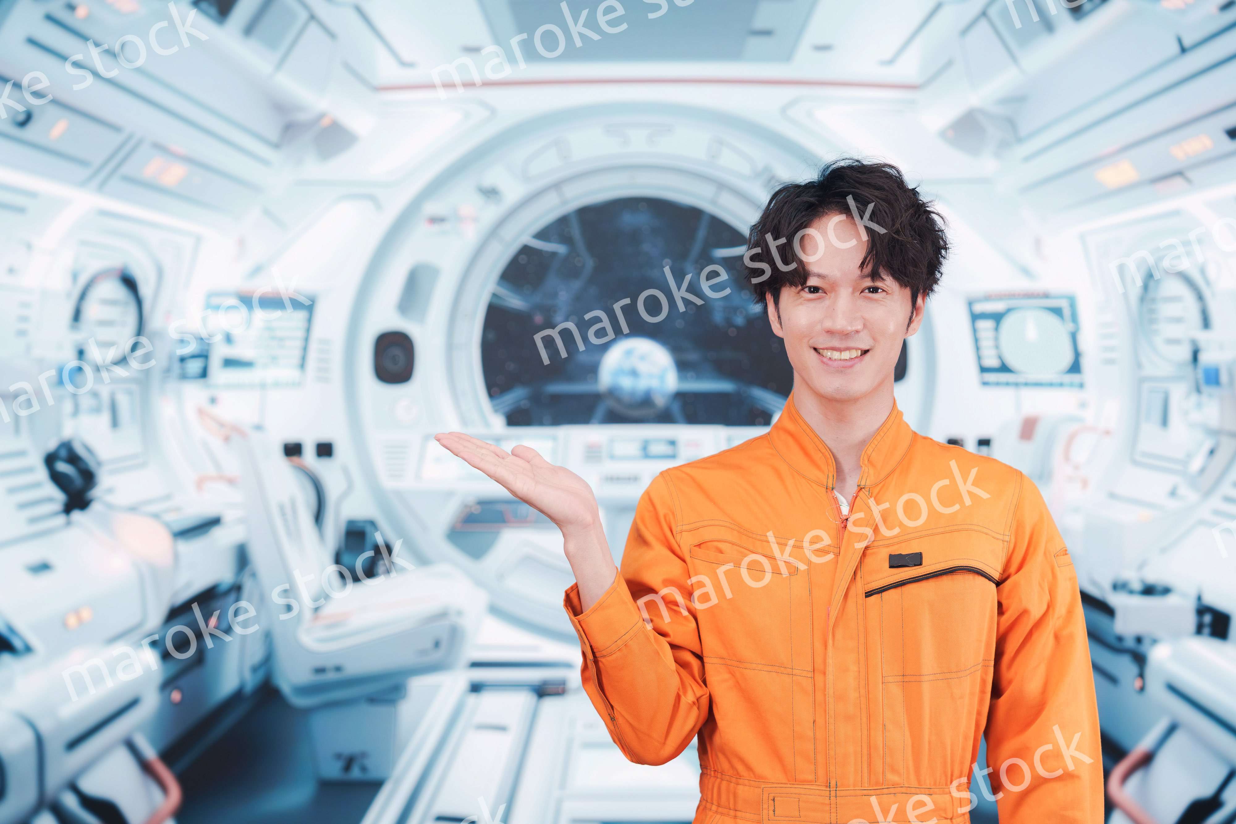 宇宙ステーションの中で働く若い男性の宇宙飛行士