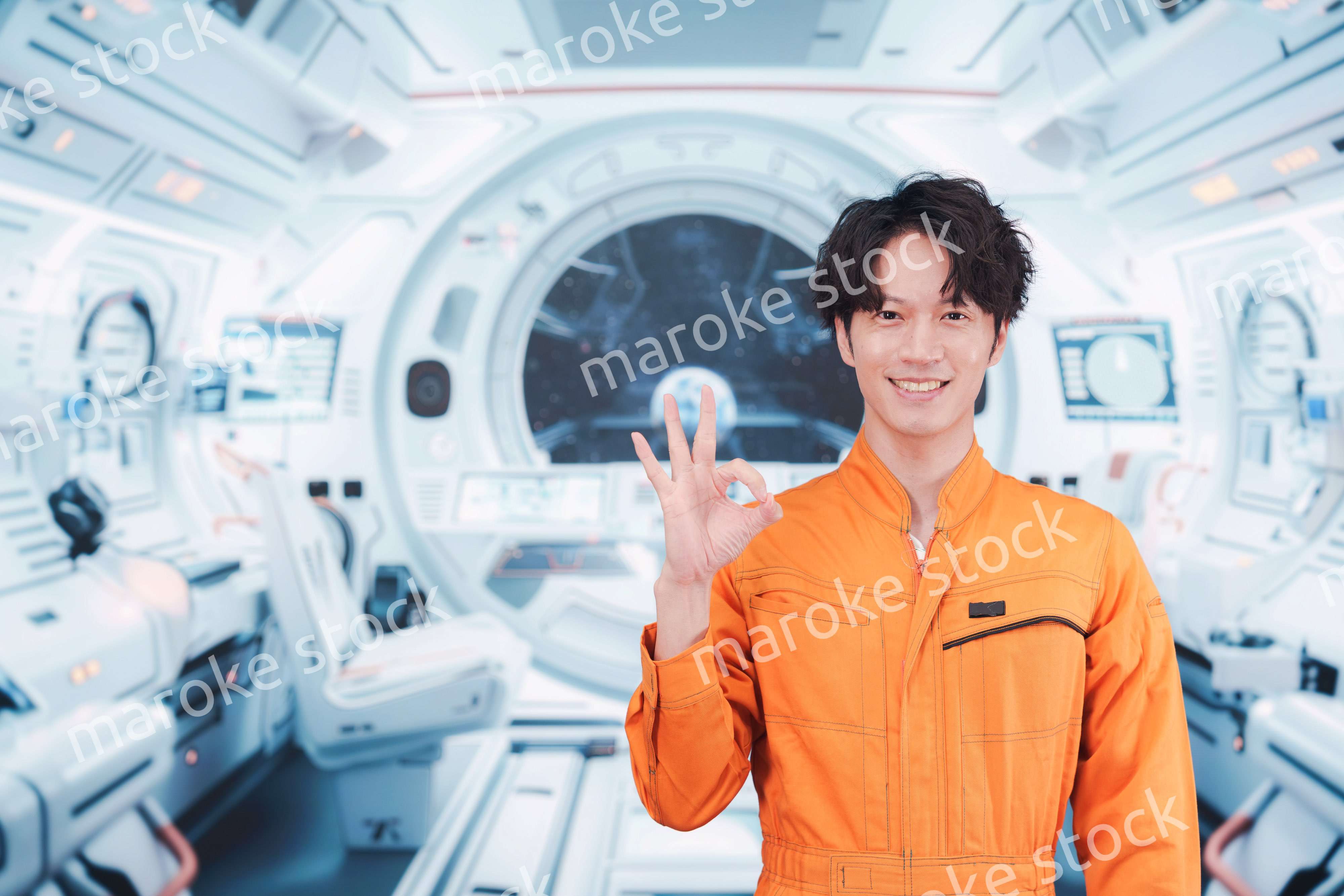 宇宙ステーションの中で働く若い男性の宇宙飛行士