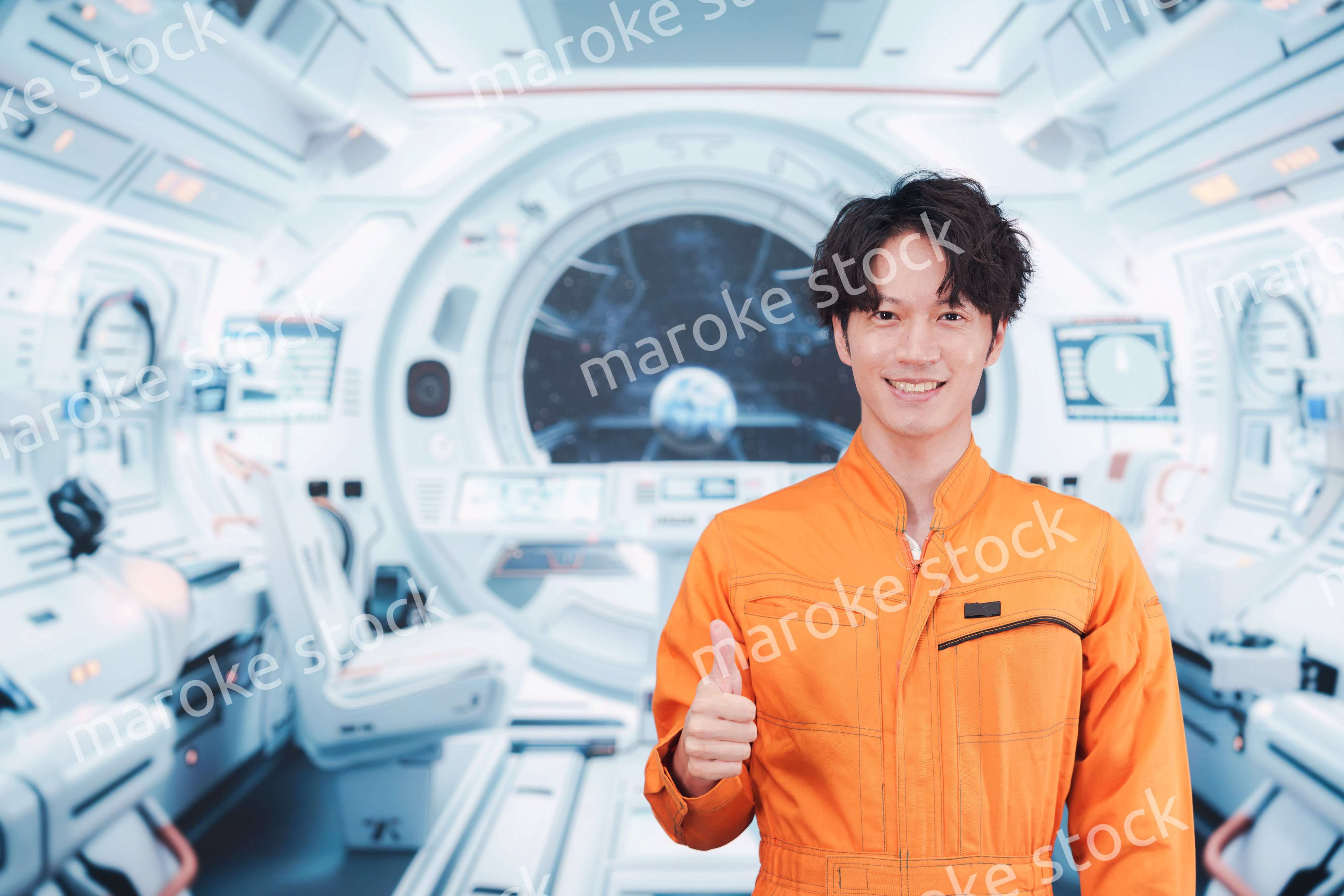 宇宙ステーションの中で働く若い男性の宇宙飛行士