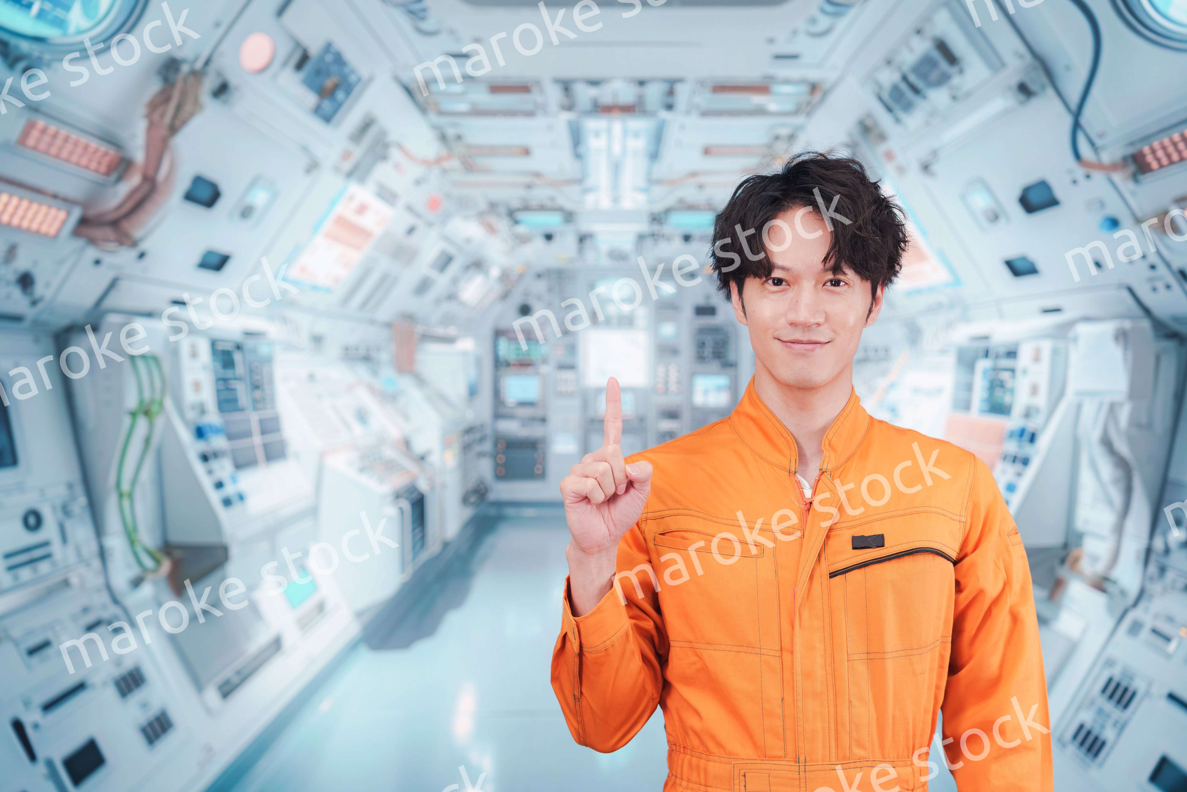 宇宙ステーションの中で働く若い男性の宇宙飛行士