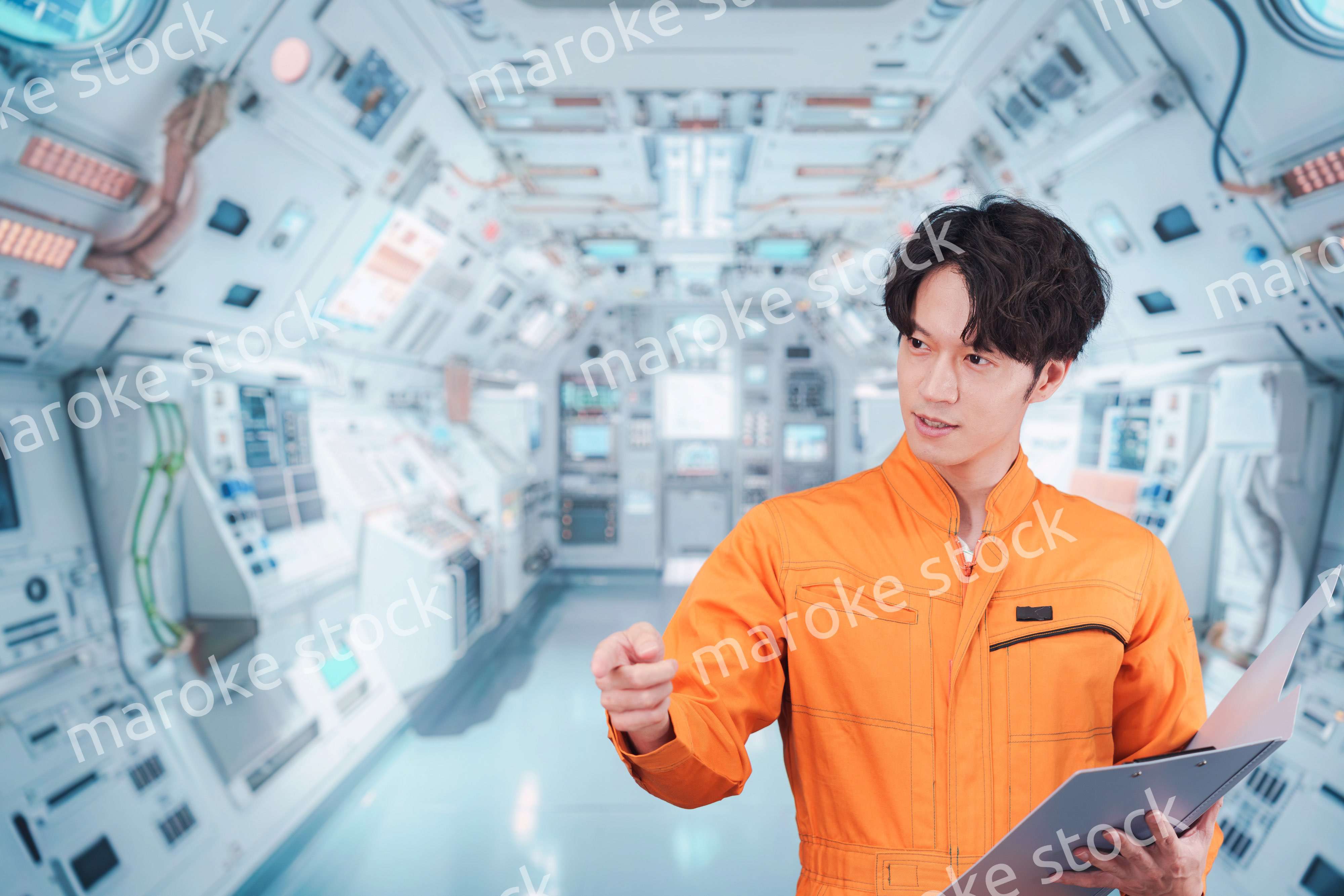 宇宙ステーションの中で働く若い男性の宇宙飛行士