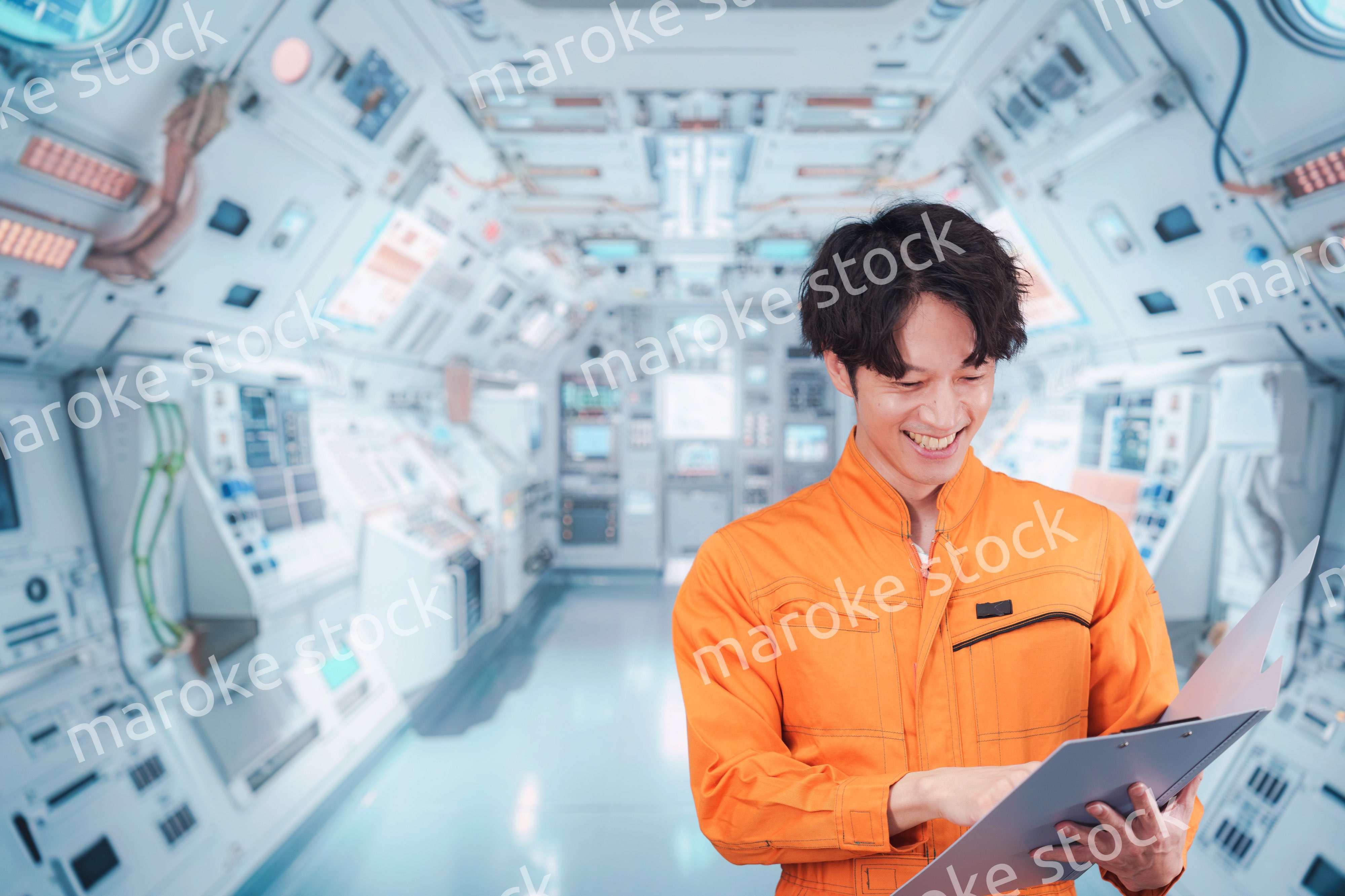 宇宙ステーションの中で働く若い男性の宇宙飛行士