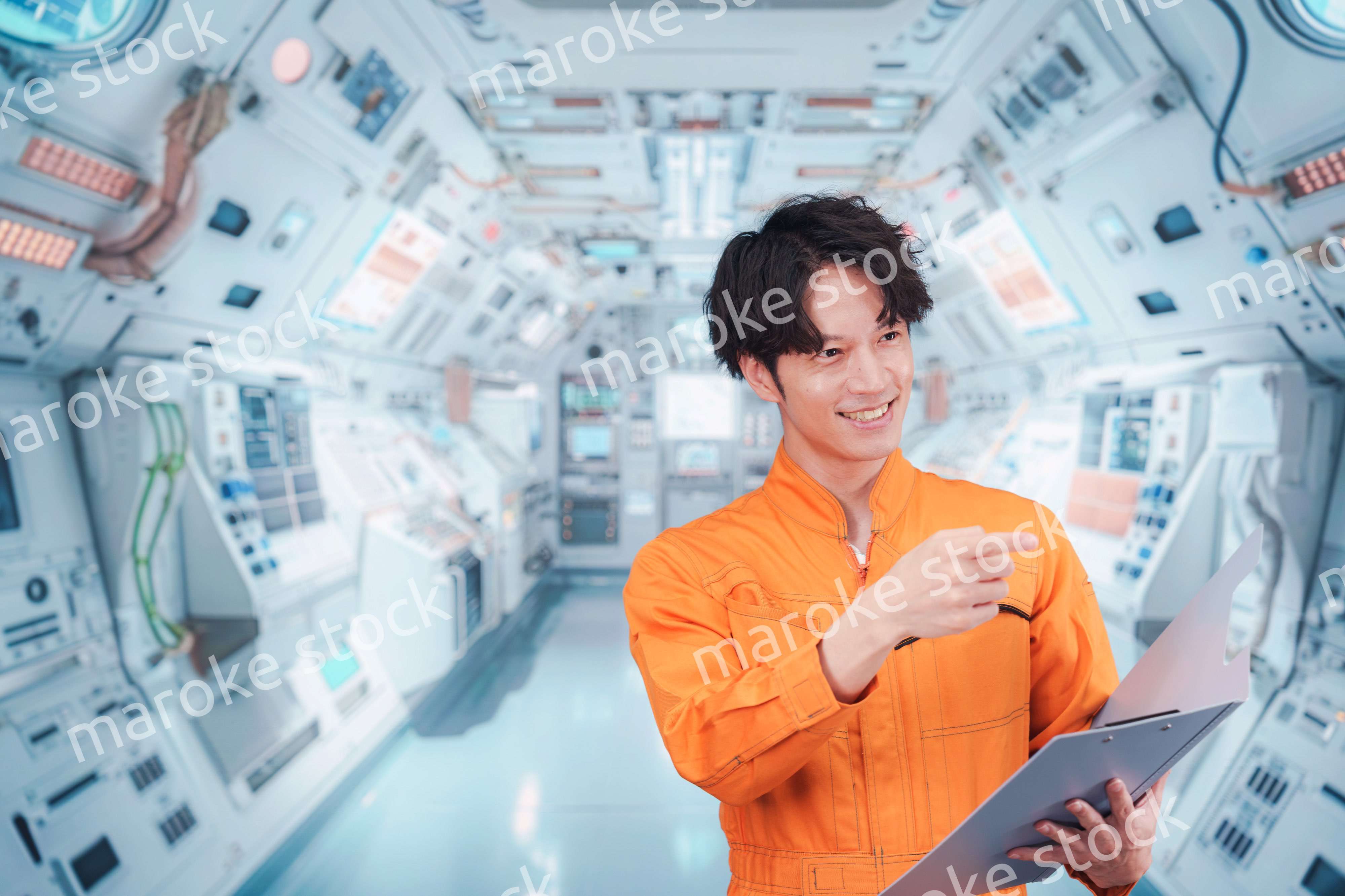 宇宙ステーションの中で働く若い男性の宇宙飛行士