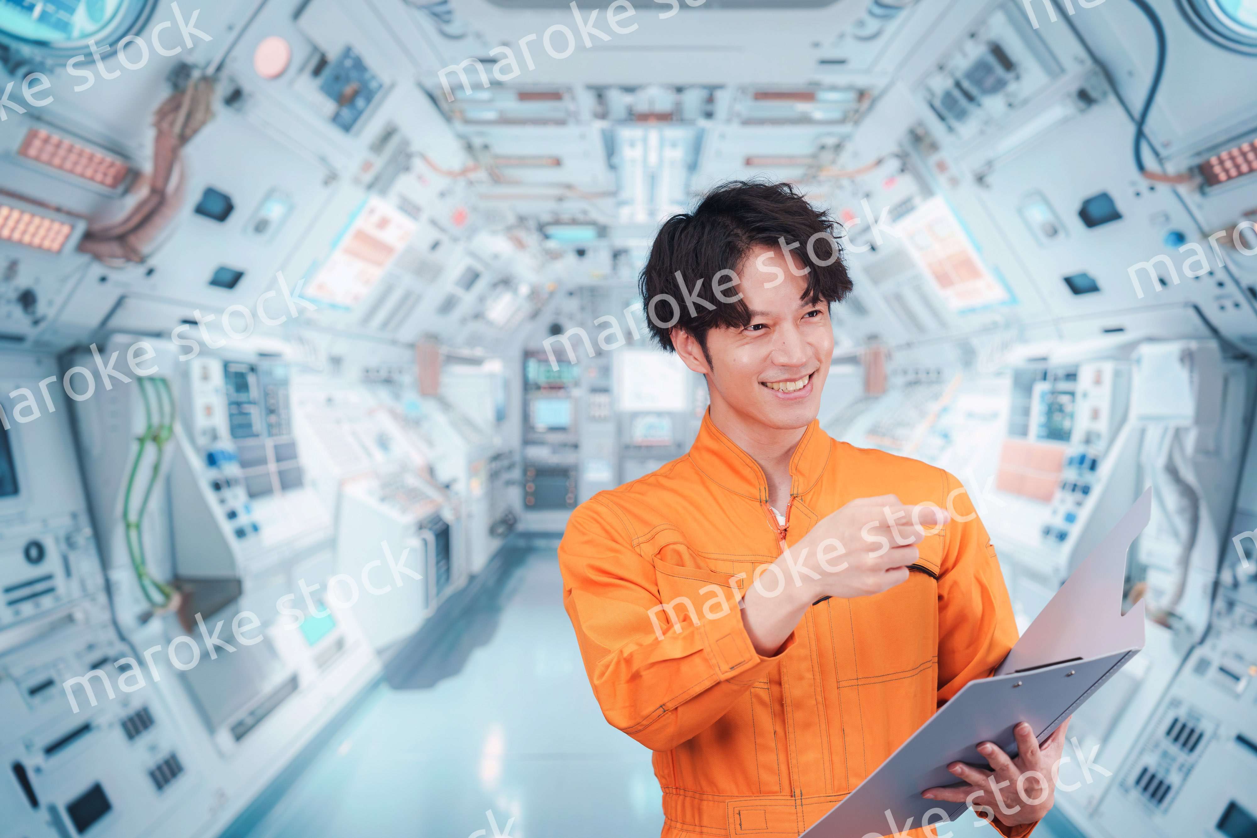 宇宙ステーションの中で働く若い男性の宇宙飛行士