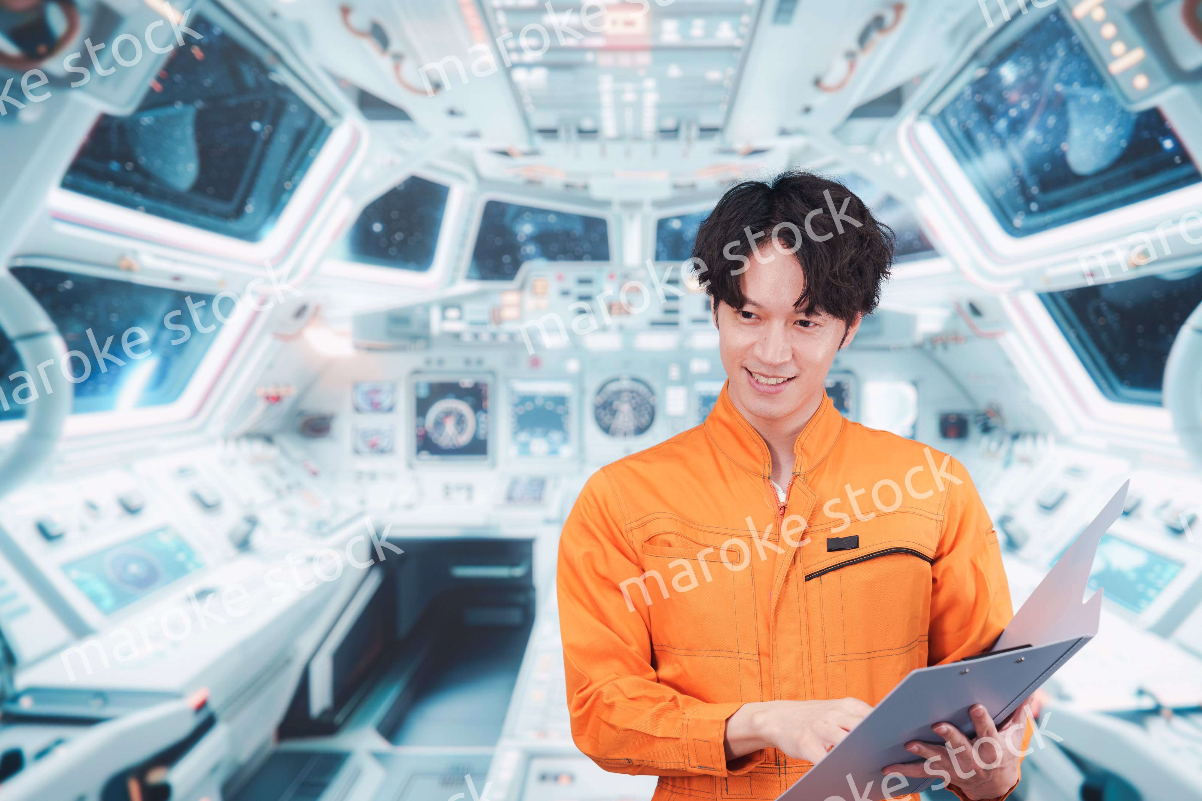 宇宙ステーションの中で働く若い男性の宇宙飛行士