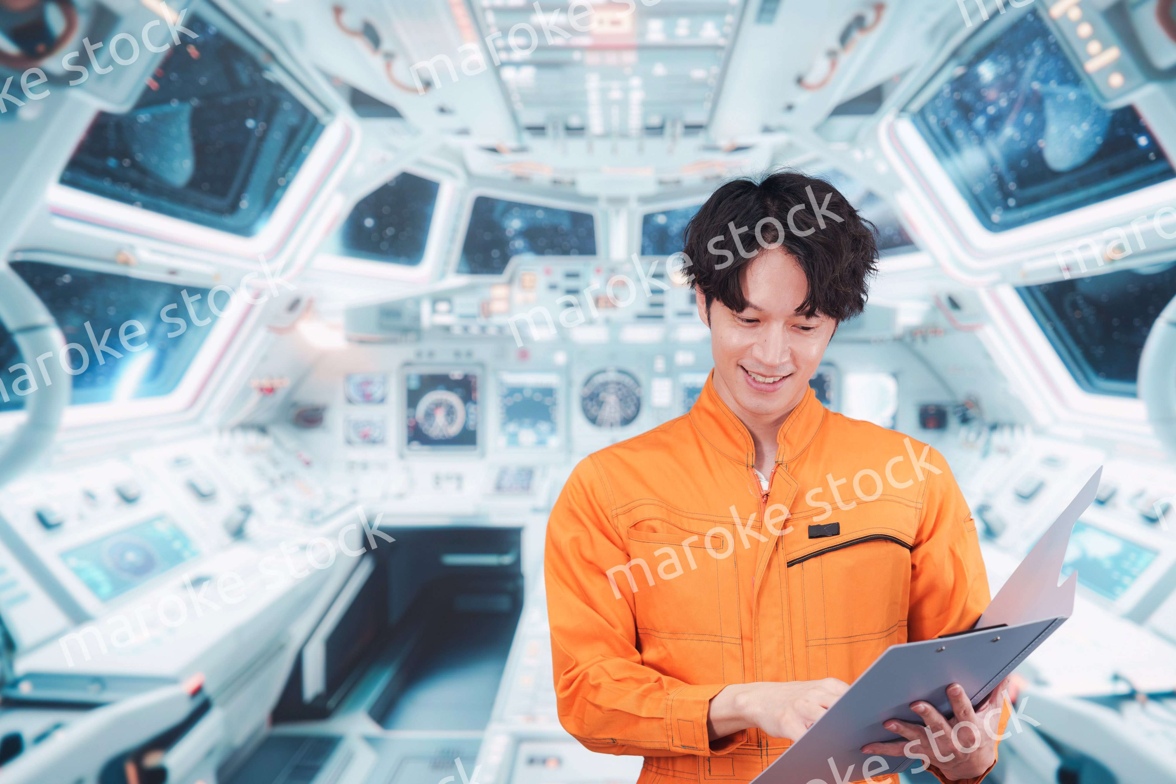 宇宙ステーションの中で働く若い男性の宇宙飛行士