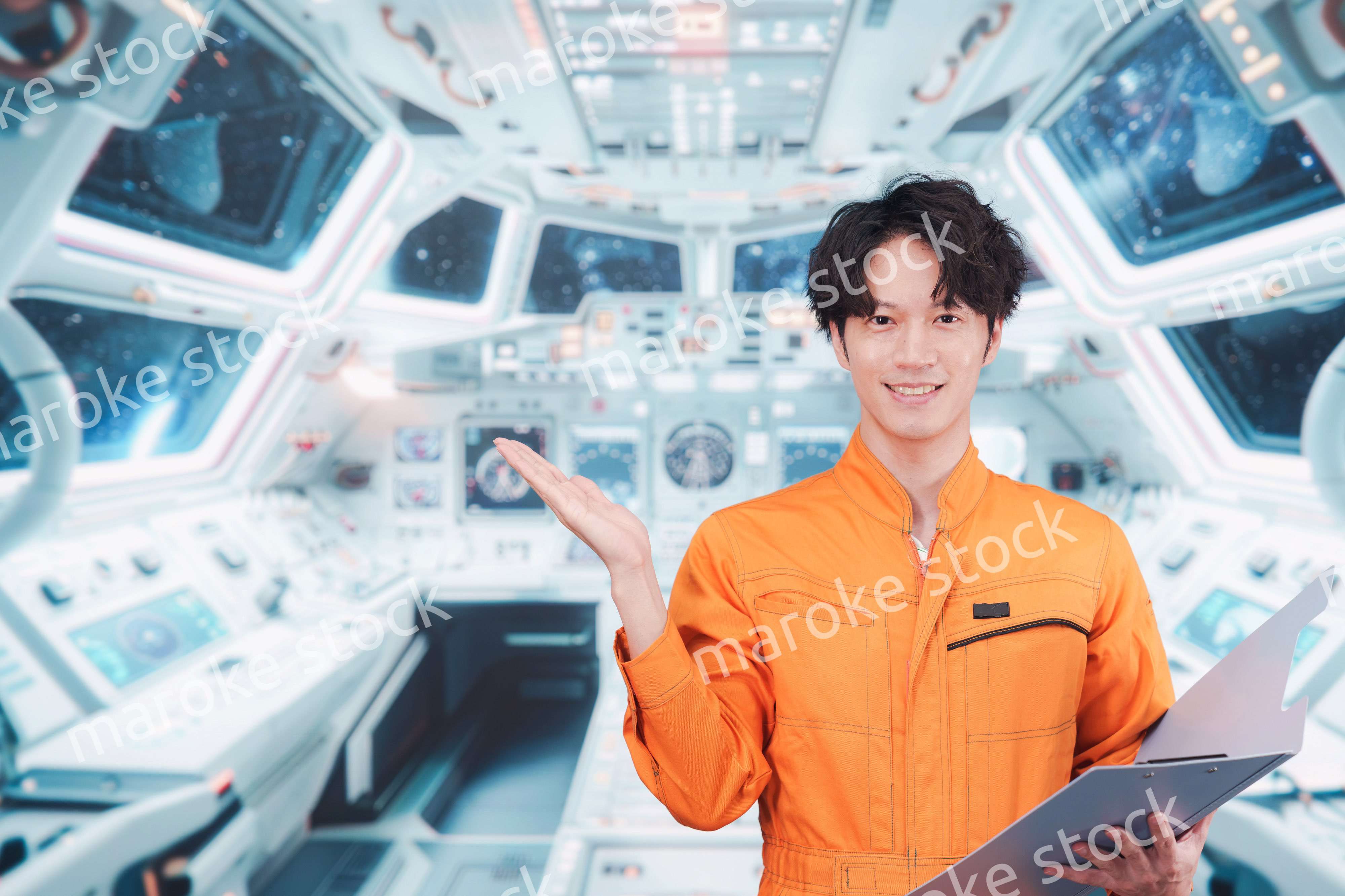 宇宙ステーションの中で働く若い男性の宇宙飛行士