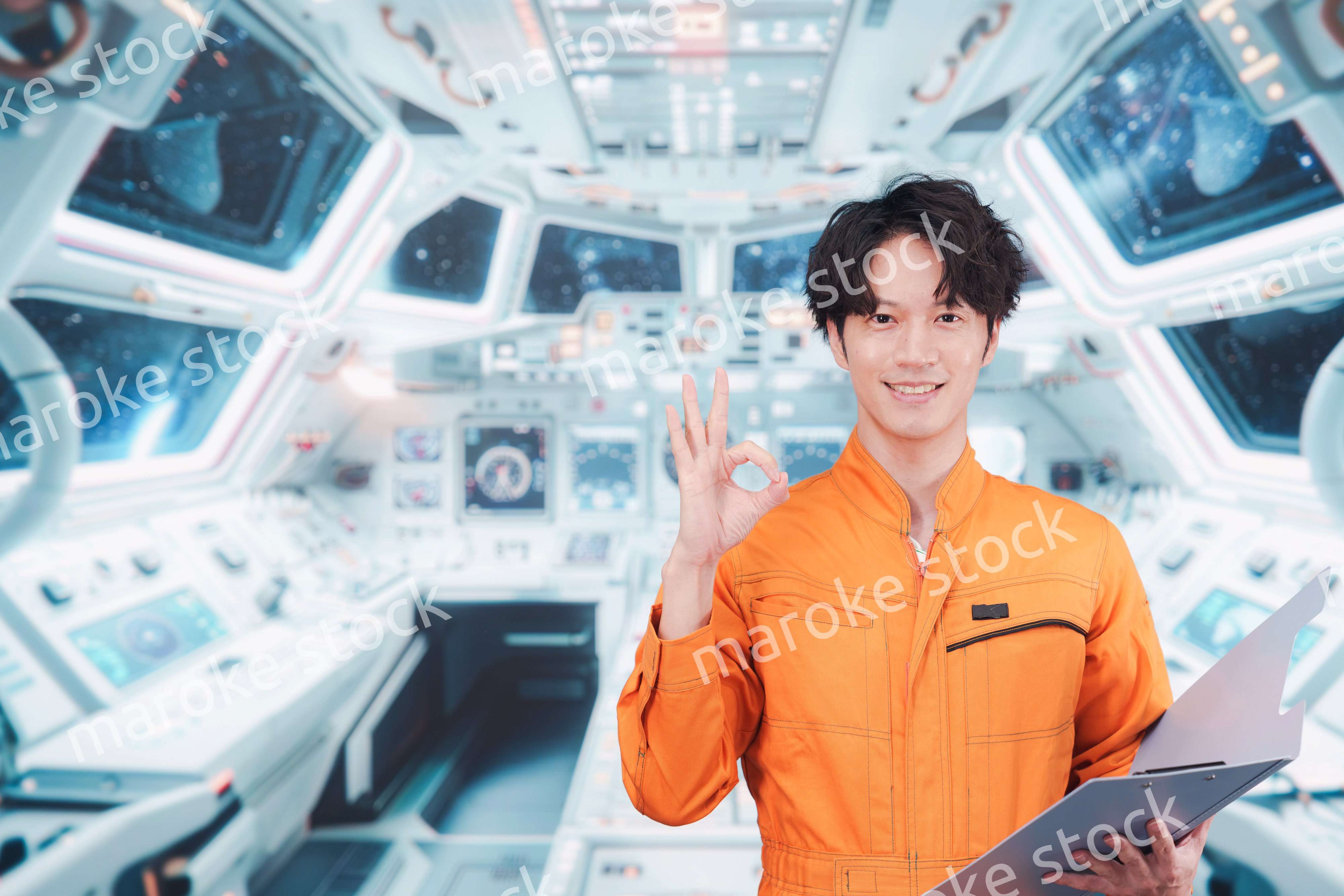 宇宙ステーションの中で働く若い男性の宇宙飛行士