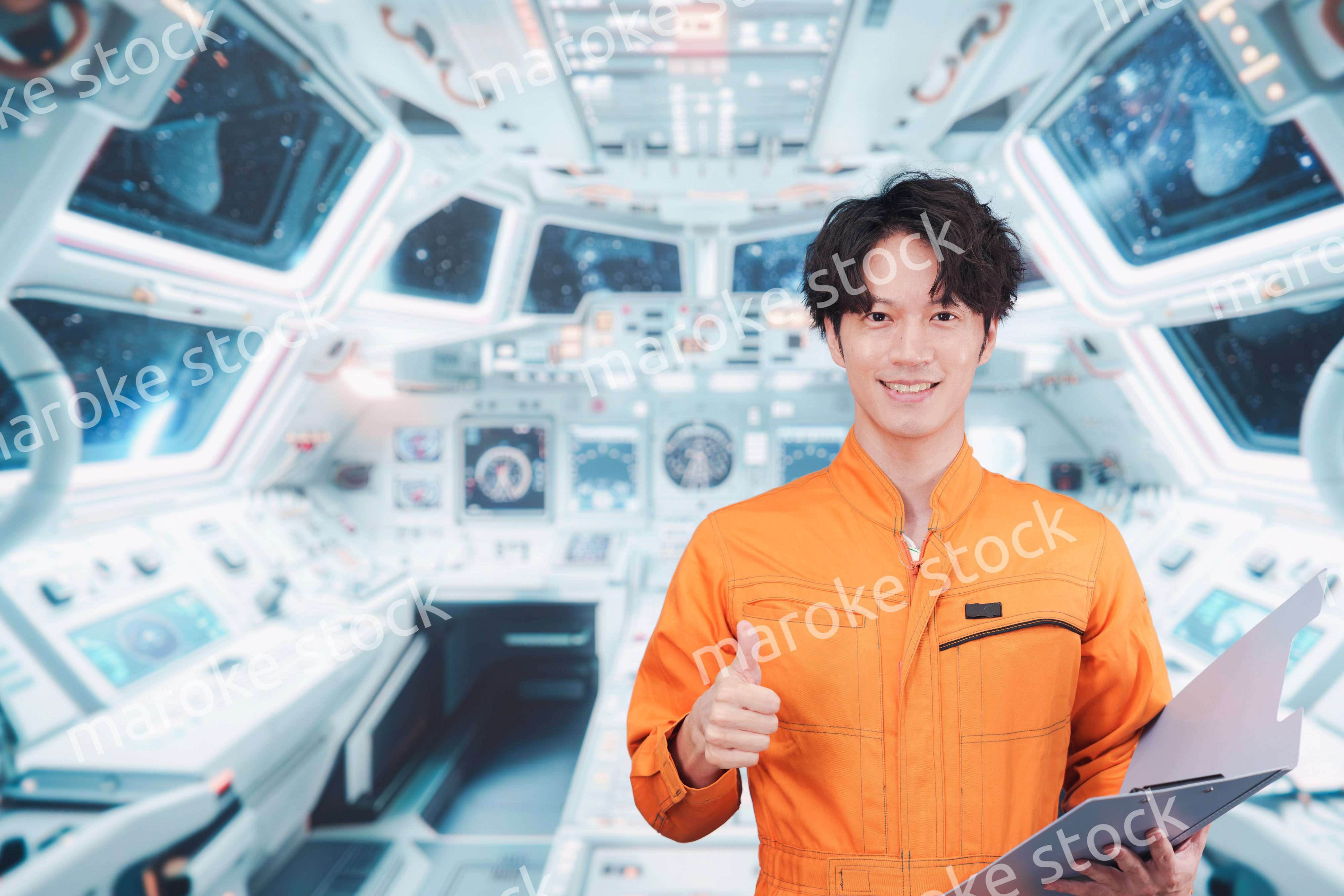 宇宙ステーションの中で働く若い男性の宇宙飛行士