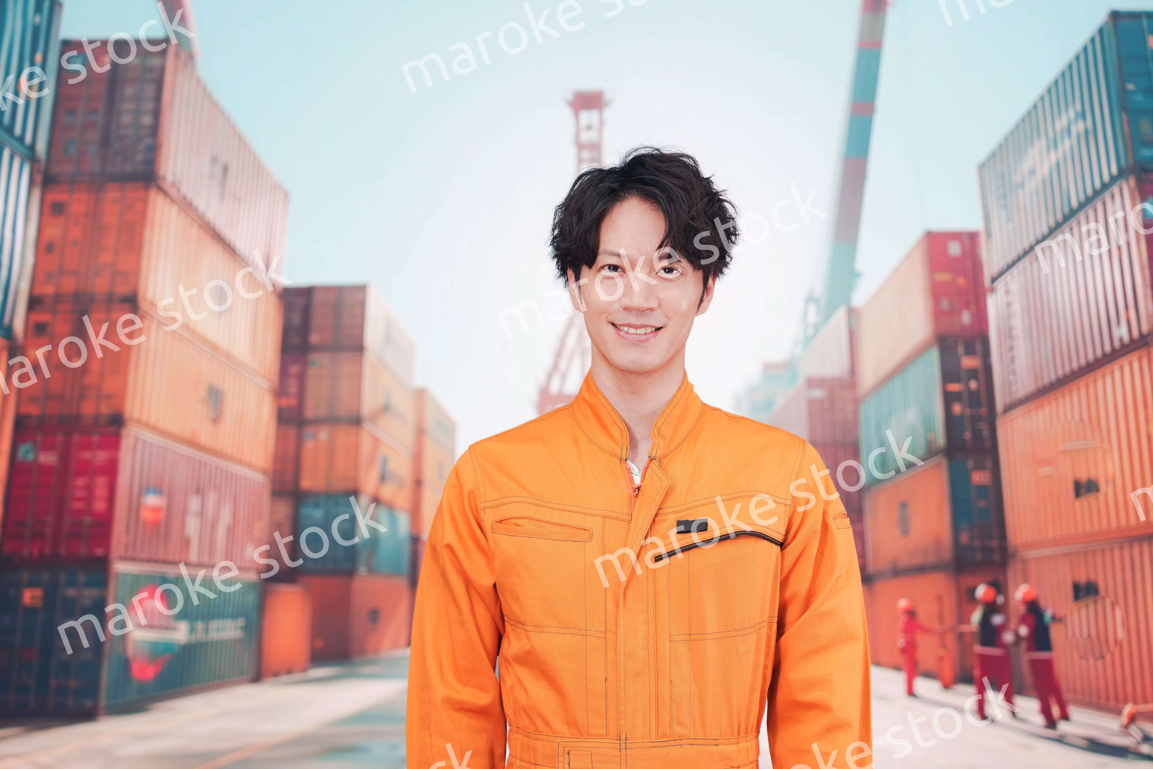 コンテナバースで働く港湾労働者の男性