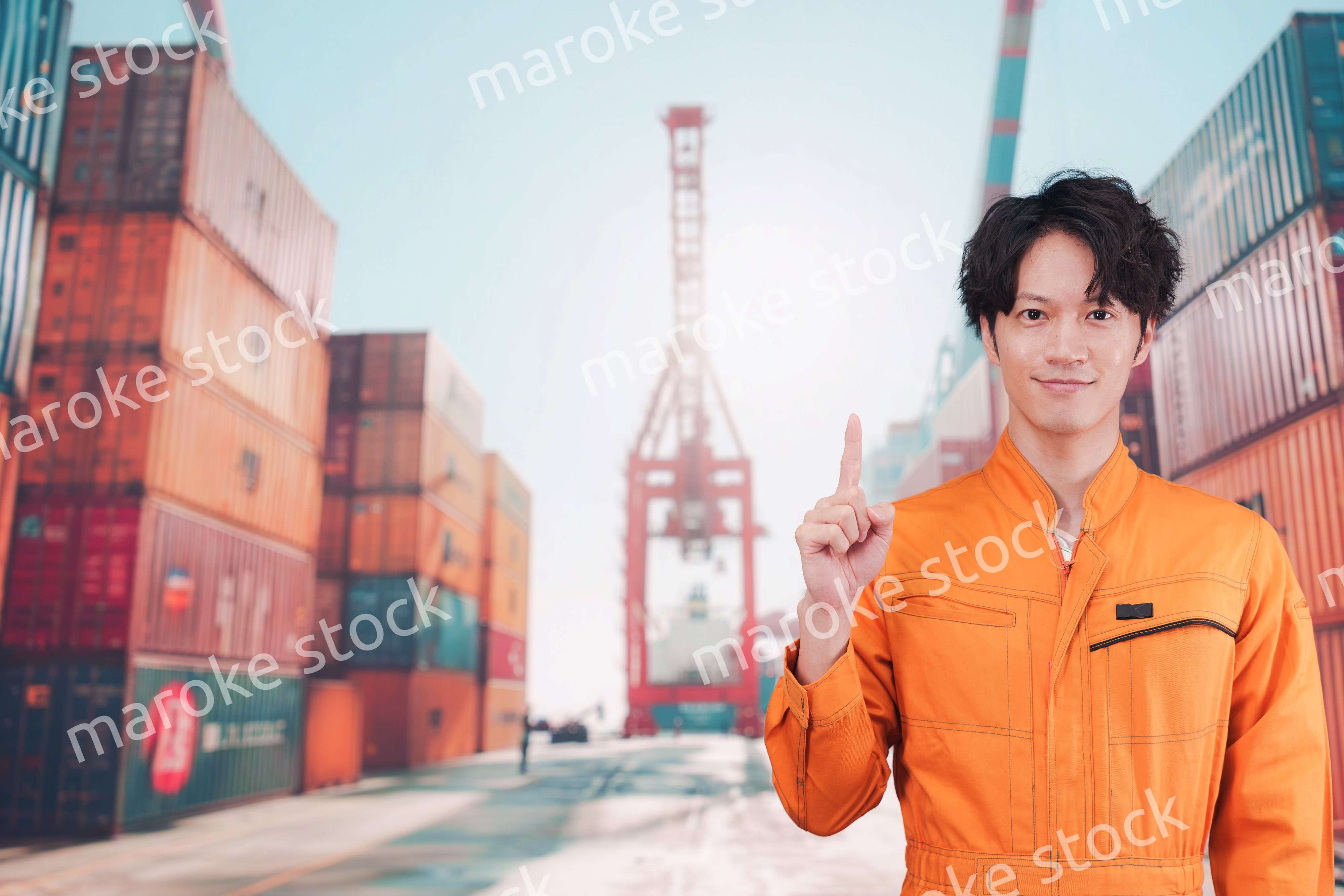 コンテナバースで働く港湾労働者の男性