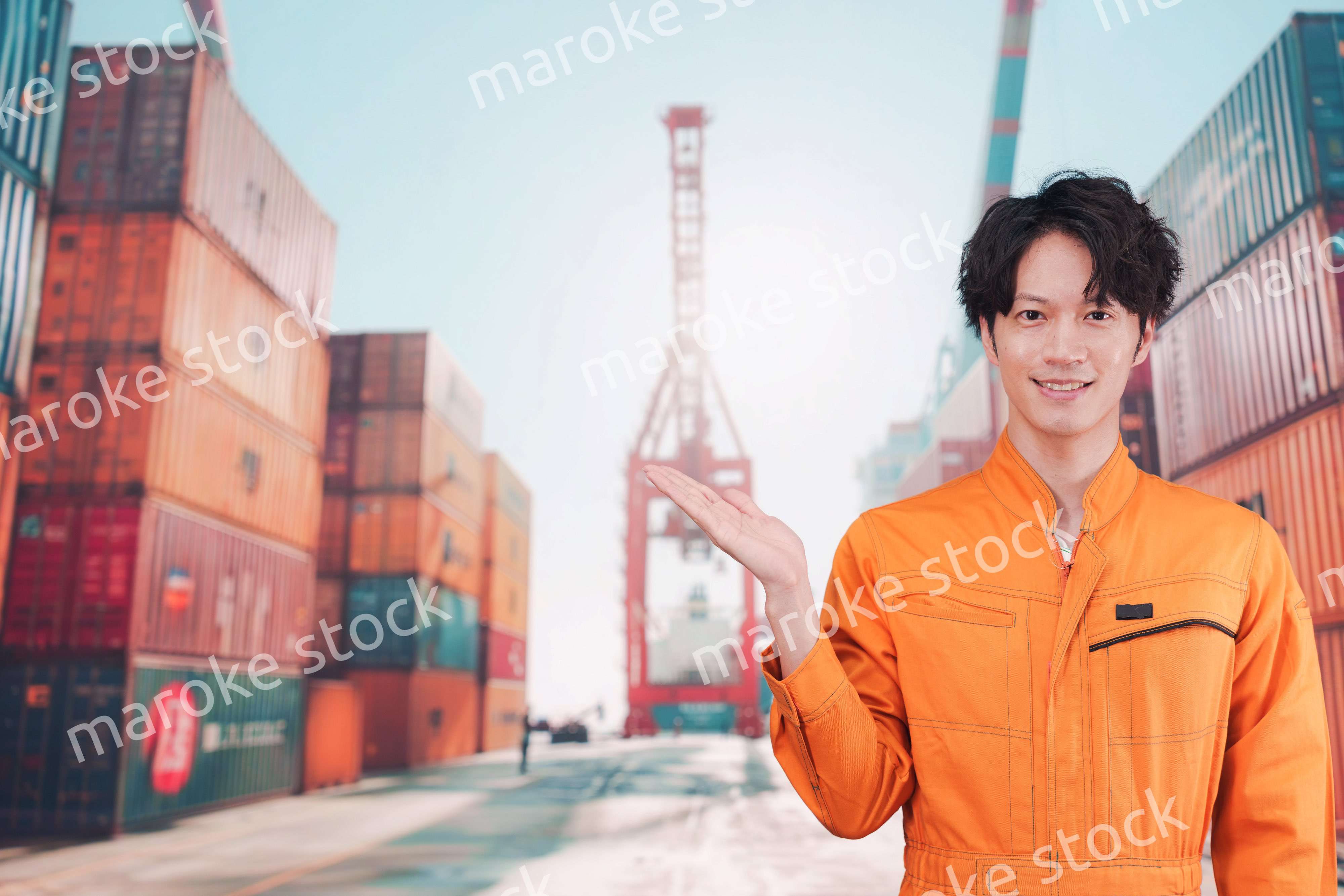 コンテナバースで働く港湾労働者の男性