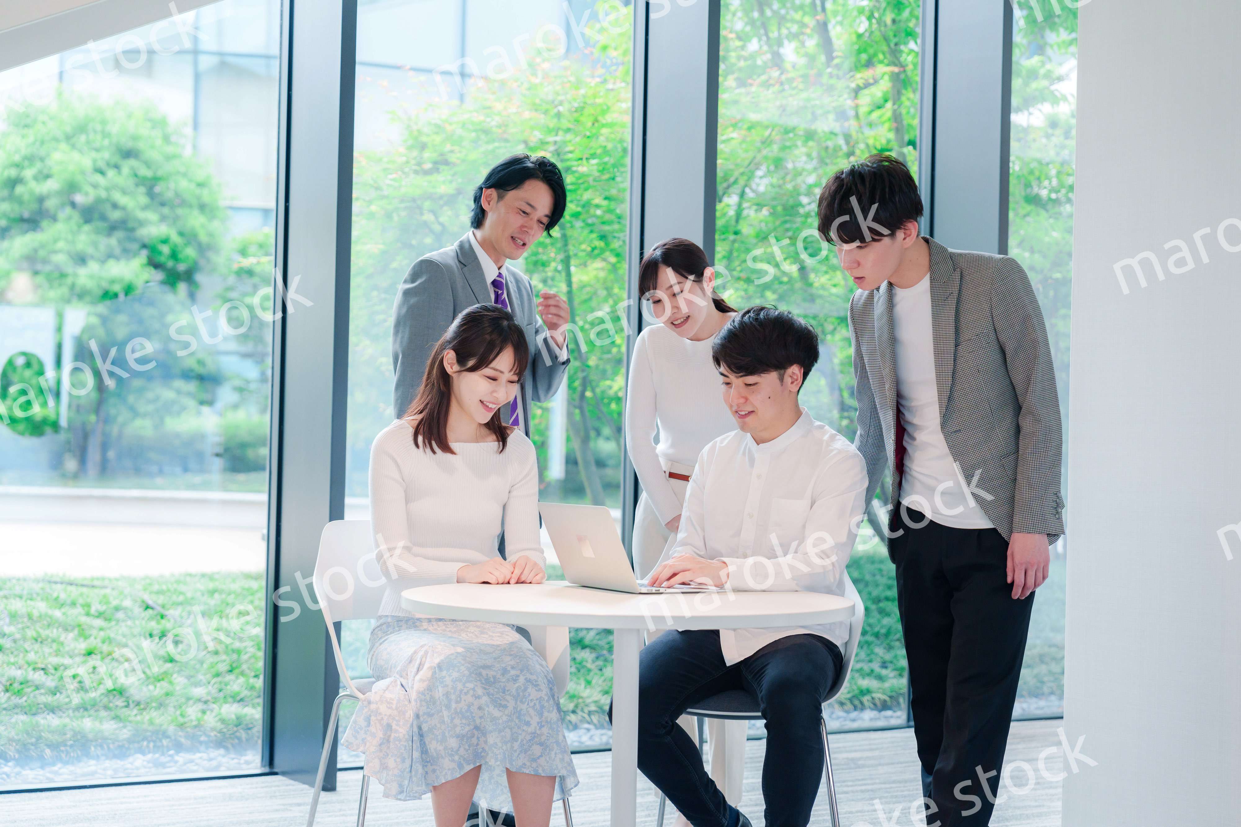 オフィスで打ち合わせをするビジネスパーソン