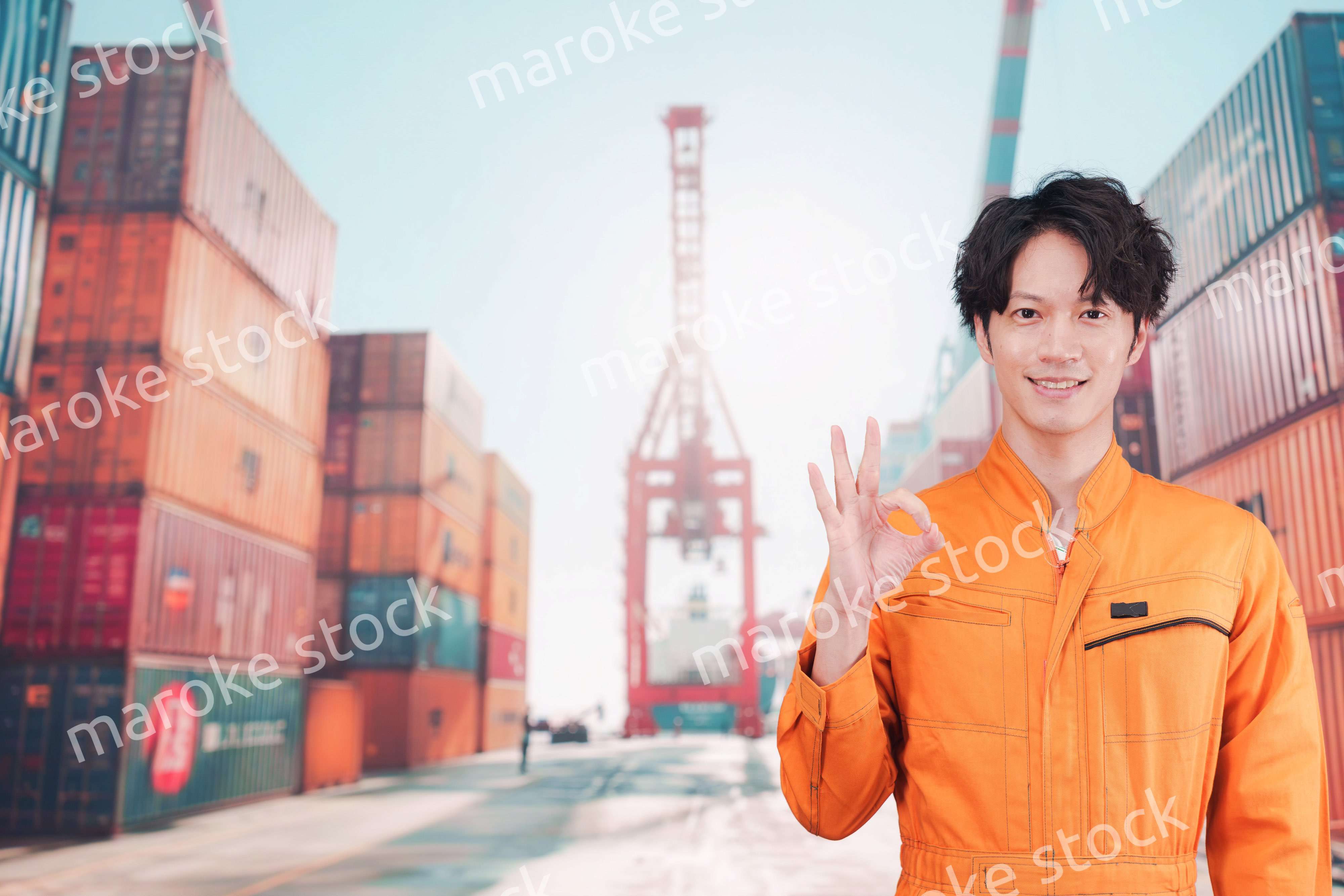 コンテナバースで働く港湾労働者の男性