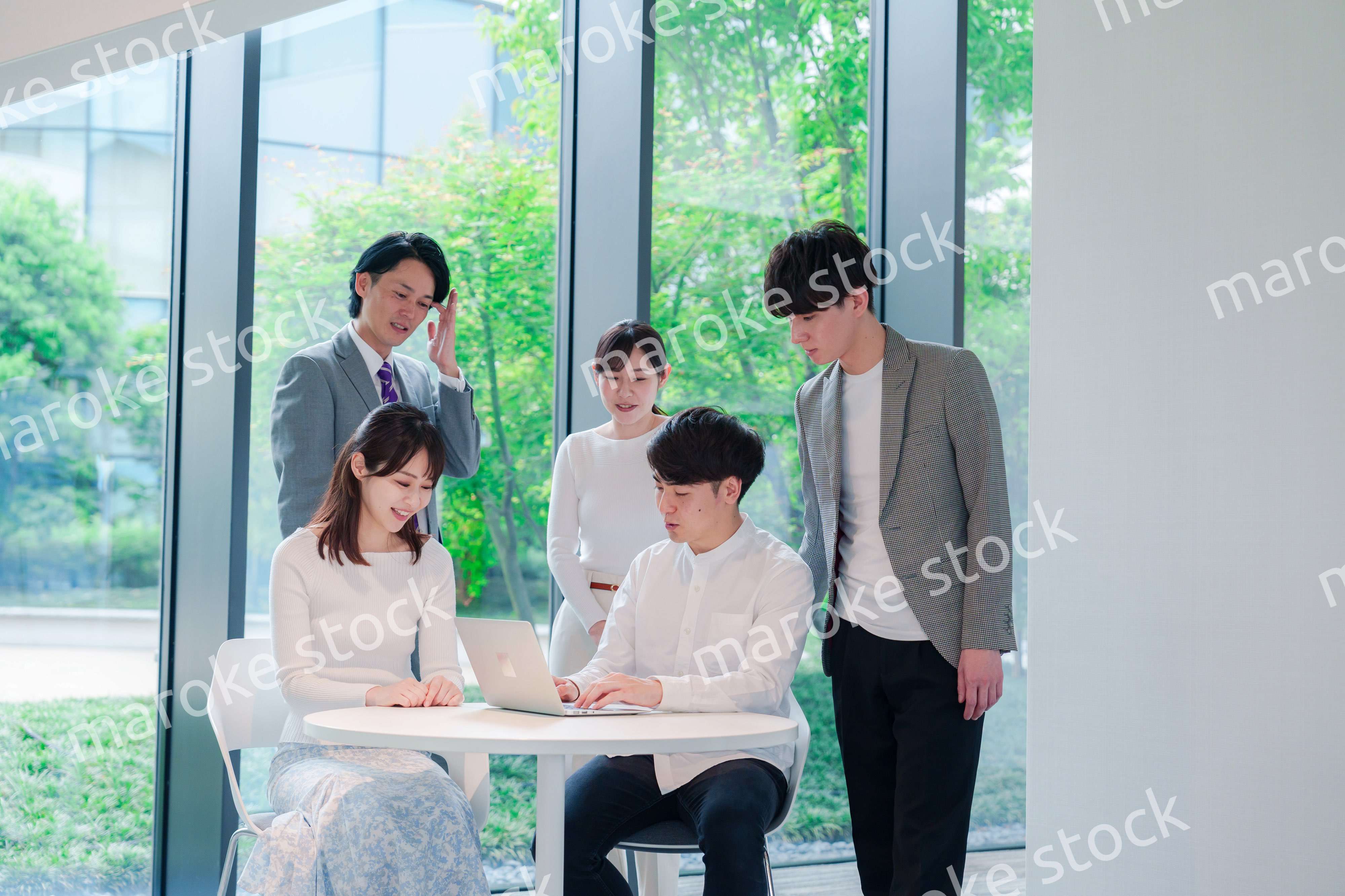 オフィスで打ち合わせをするビジネスパーソン