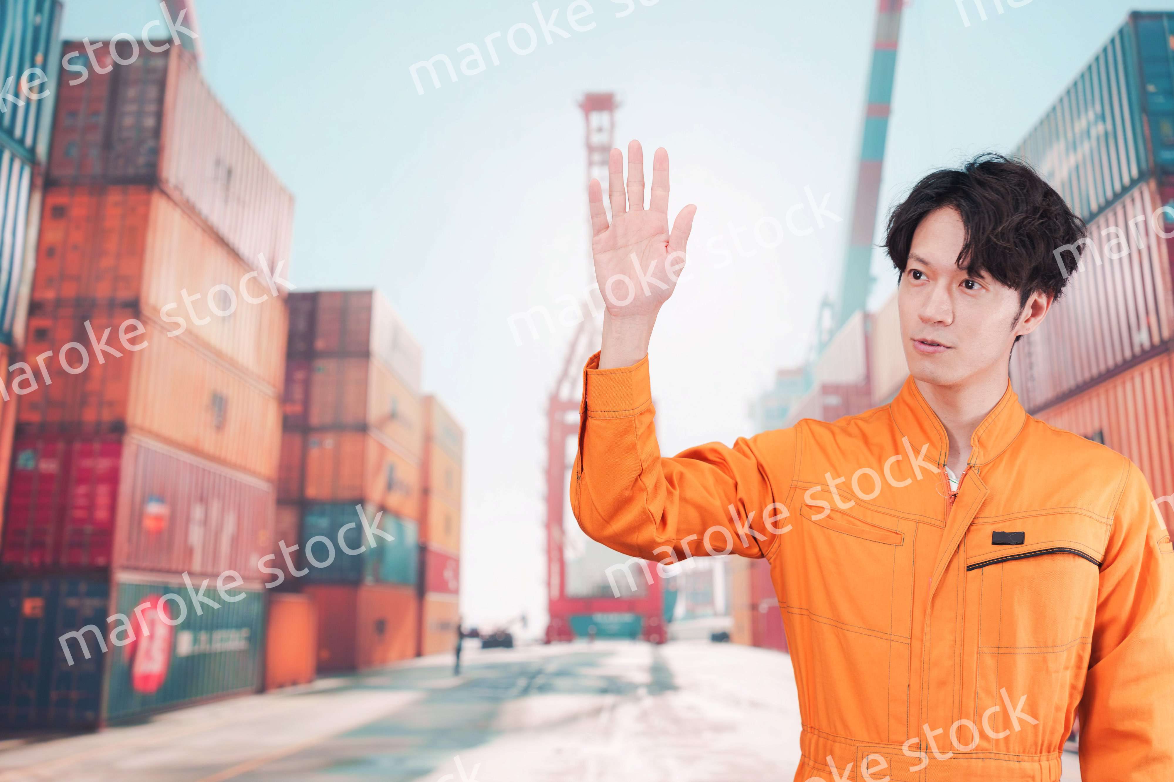 コンテナバースで働く港湾労働者の男性