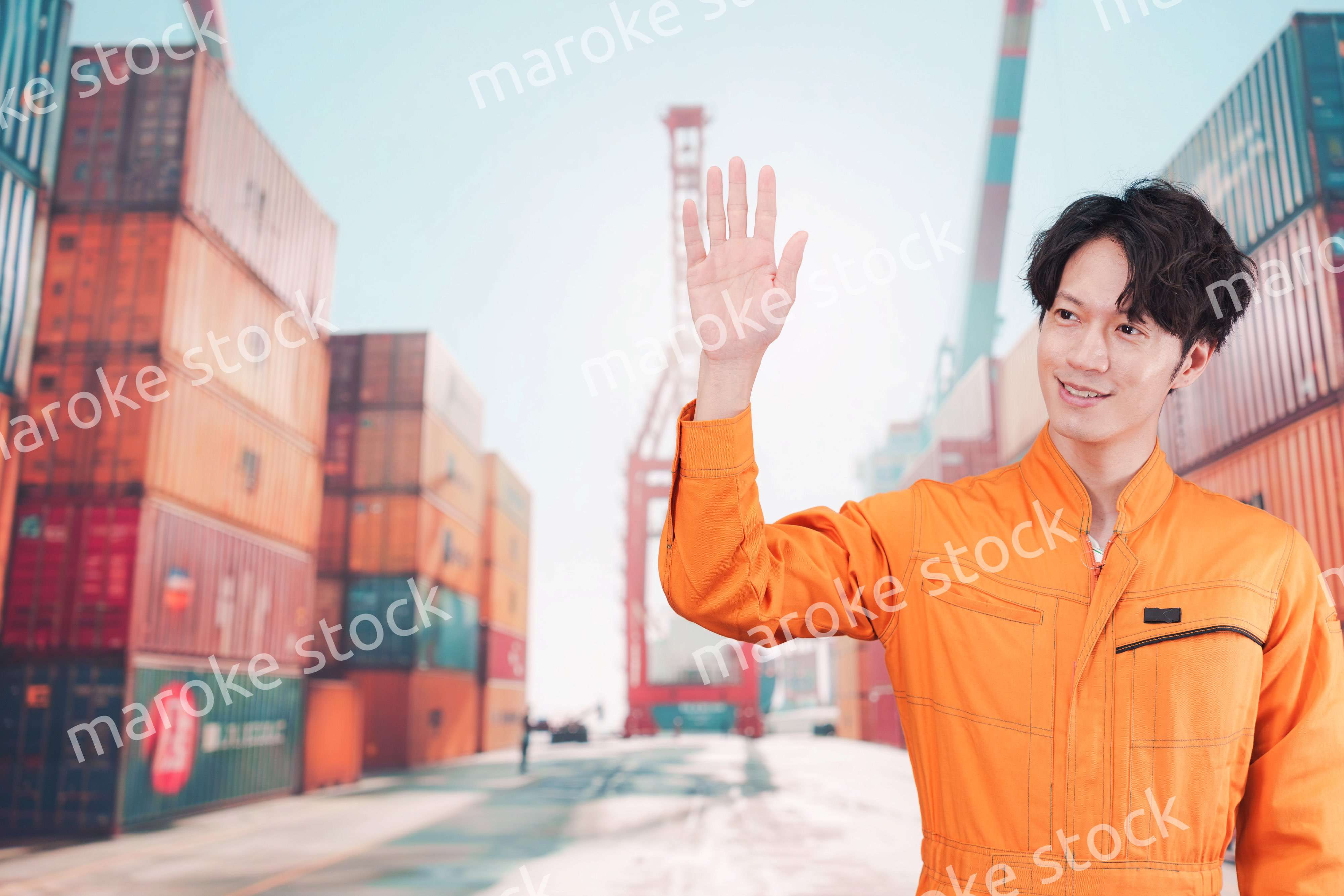 コンテナバースで働く港湾労働者の男性