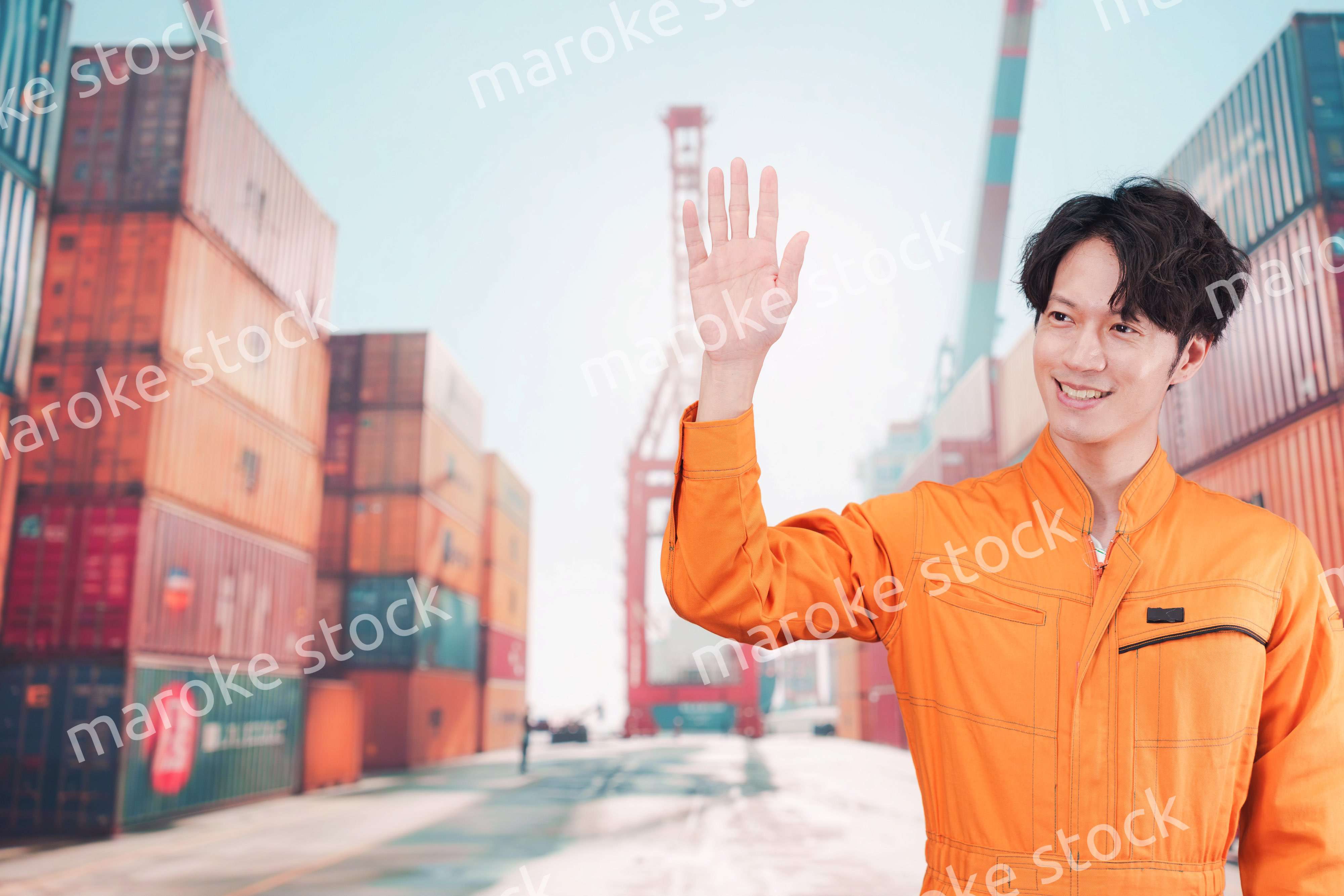 コンテナバースで働く港湾労働者の男性