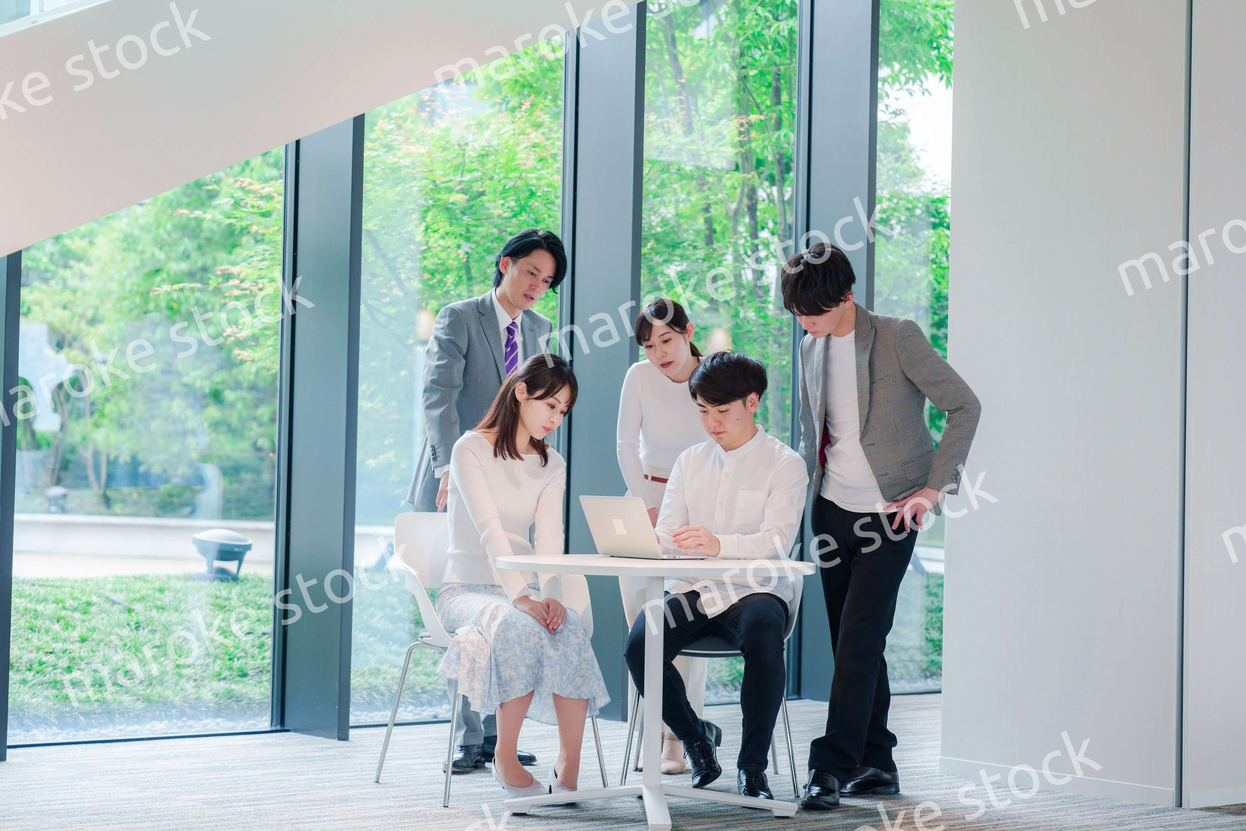 オフィスで打ち合わせをするビジネスパーソン