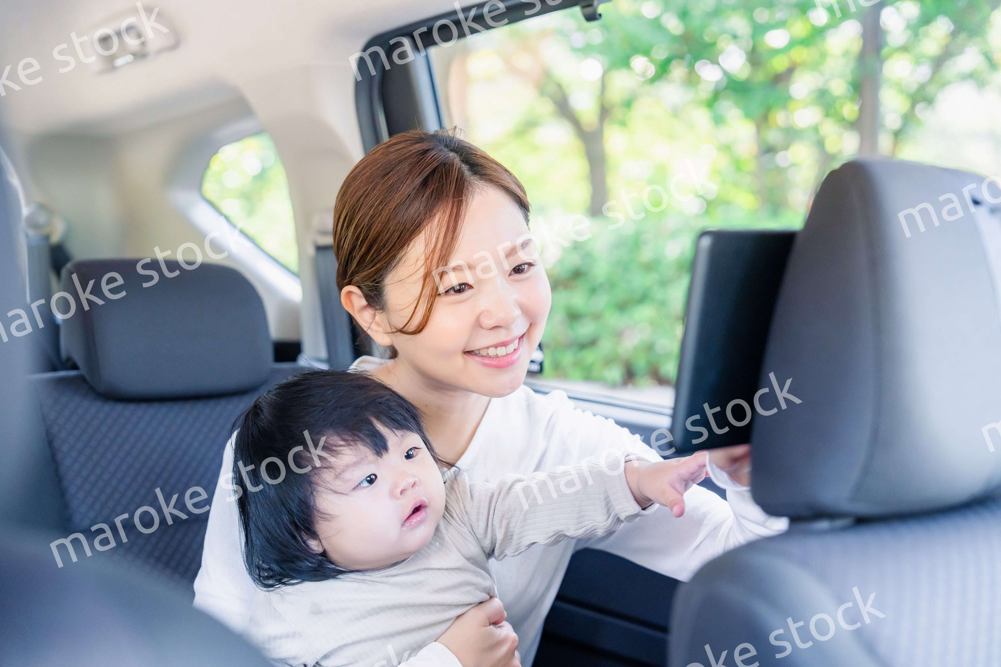 小さい子供と一緒にタクシーに乗るお母さん