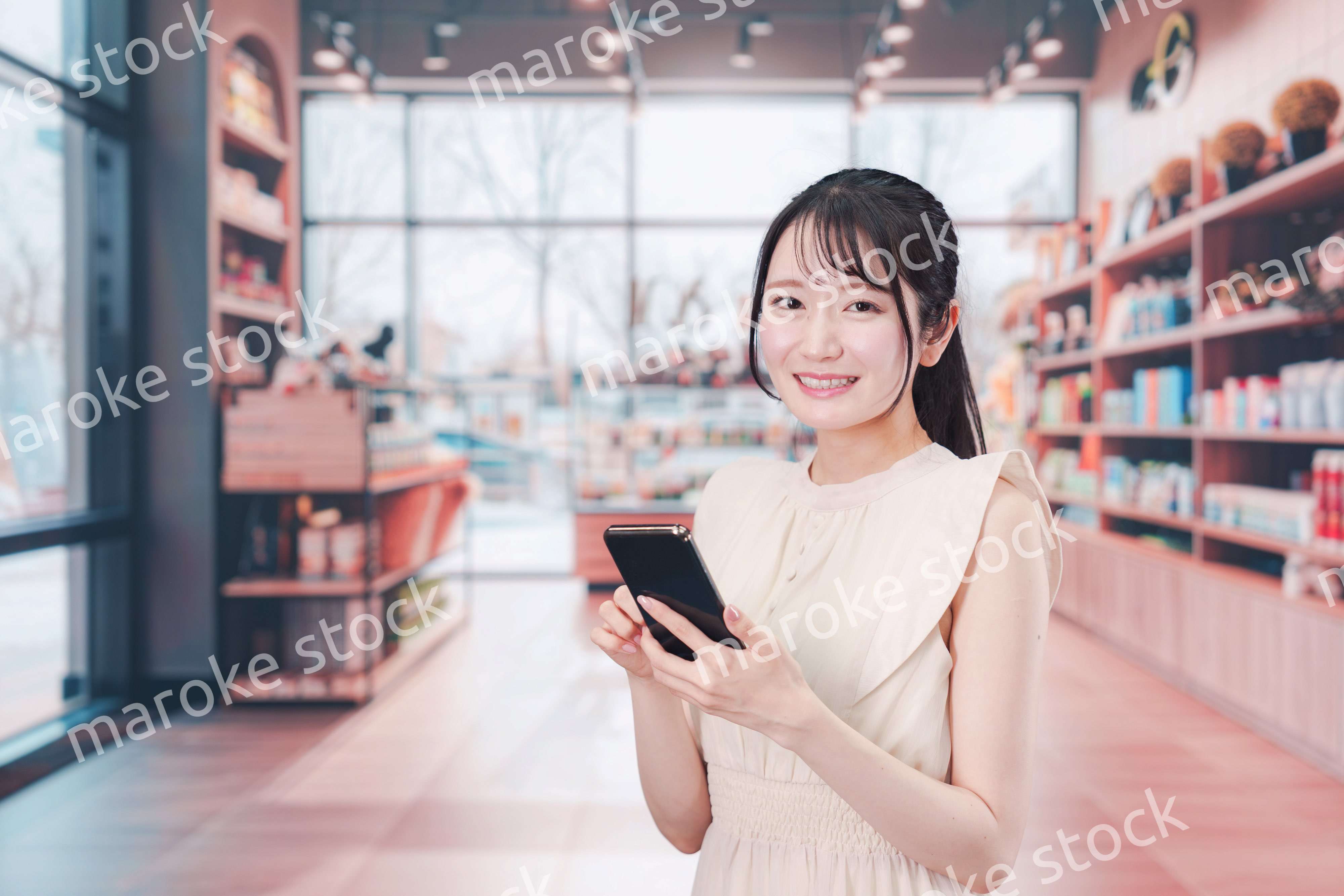 ショッピングをしながらスマホで検索をする若い女性