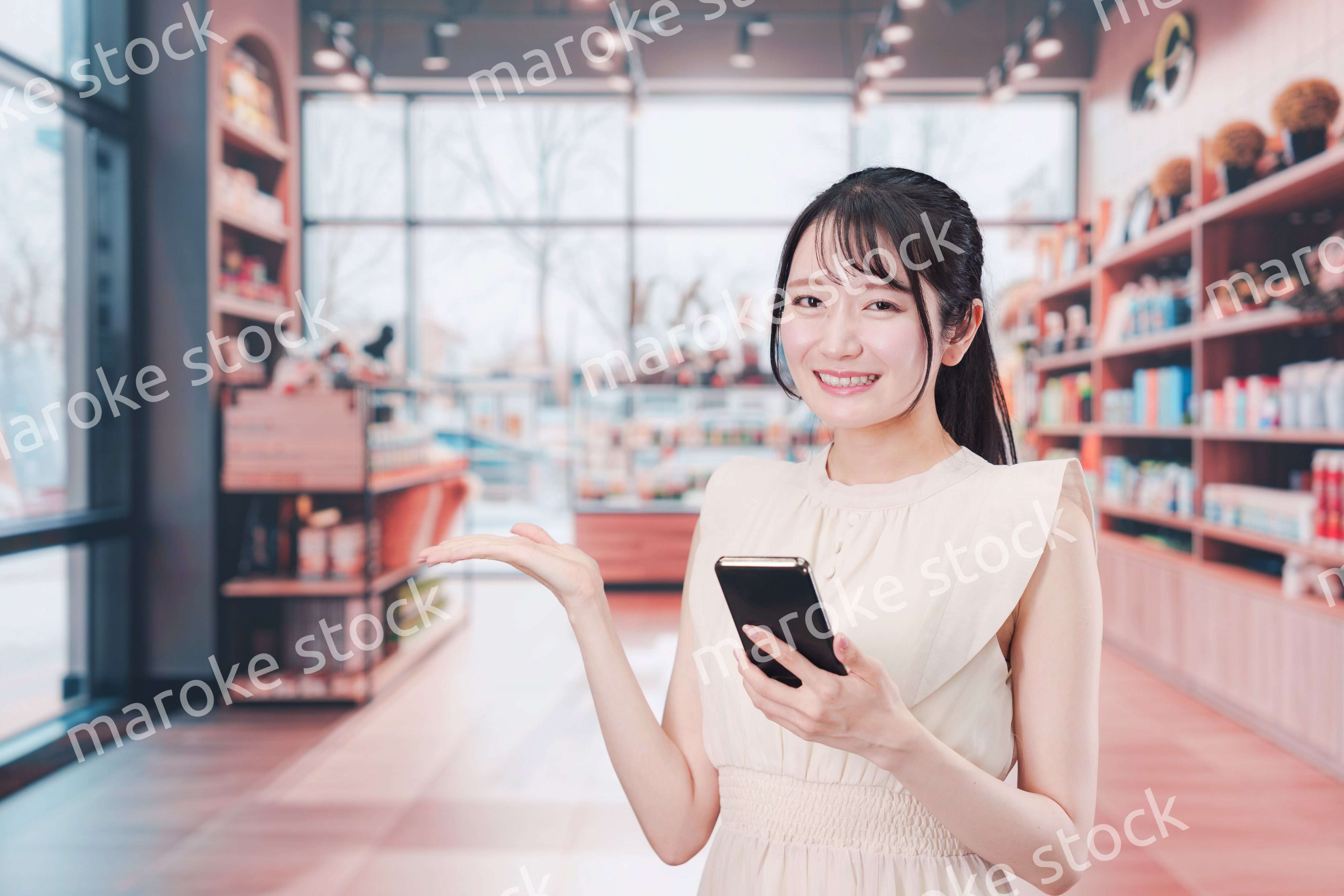 ショッピングをしながらスマホで検索をする若い女性