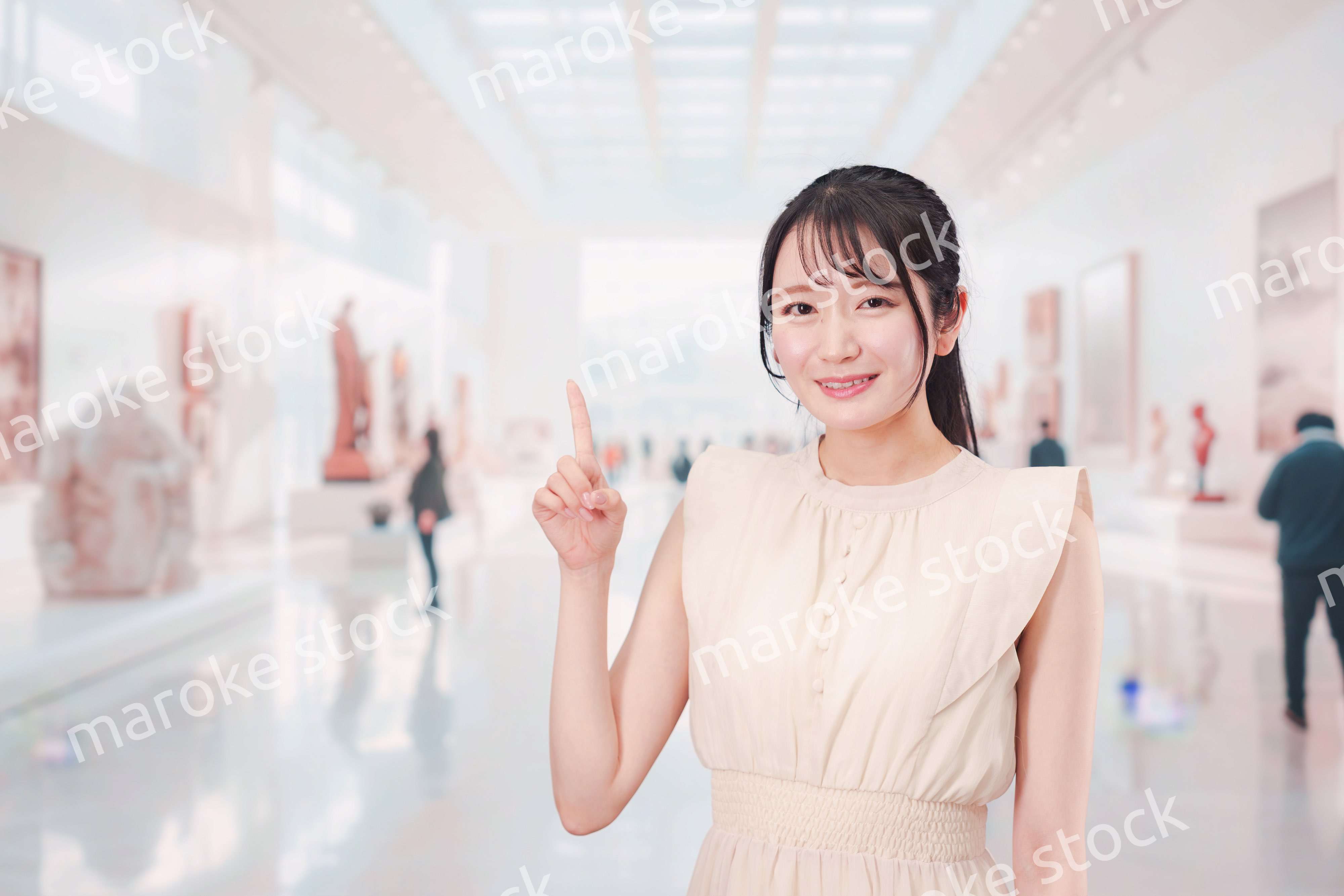 美術館・博物館で休日を過ごす若い女性