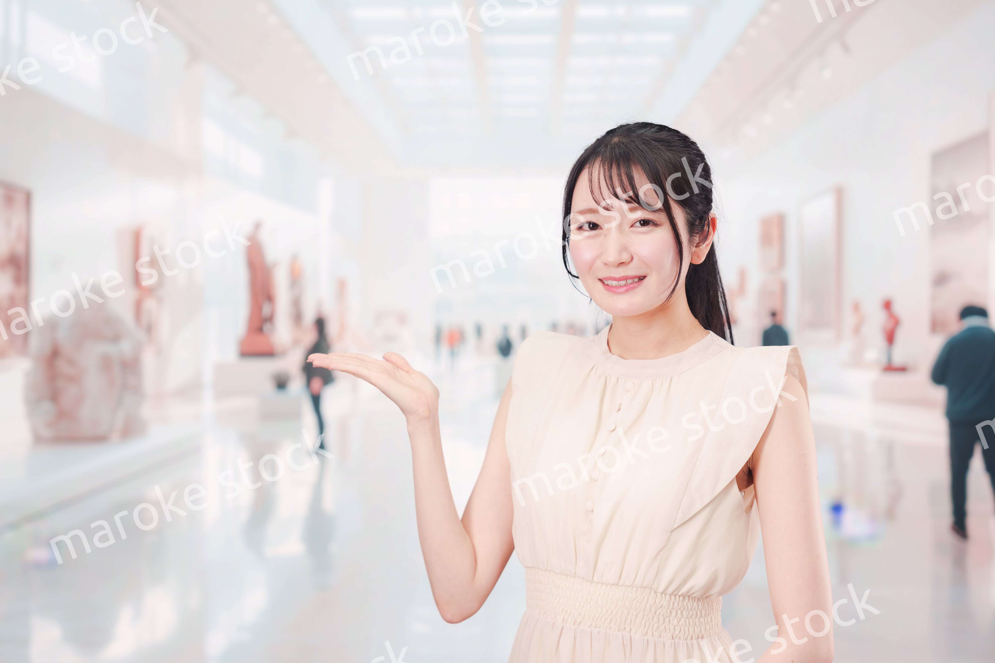 美術館・博物館で休日を過ごす若い女性