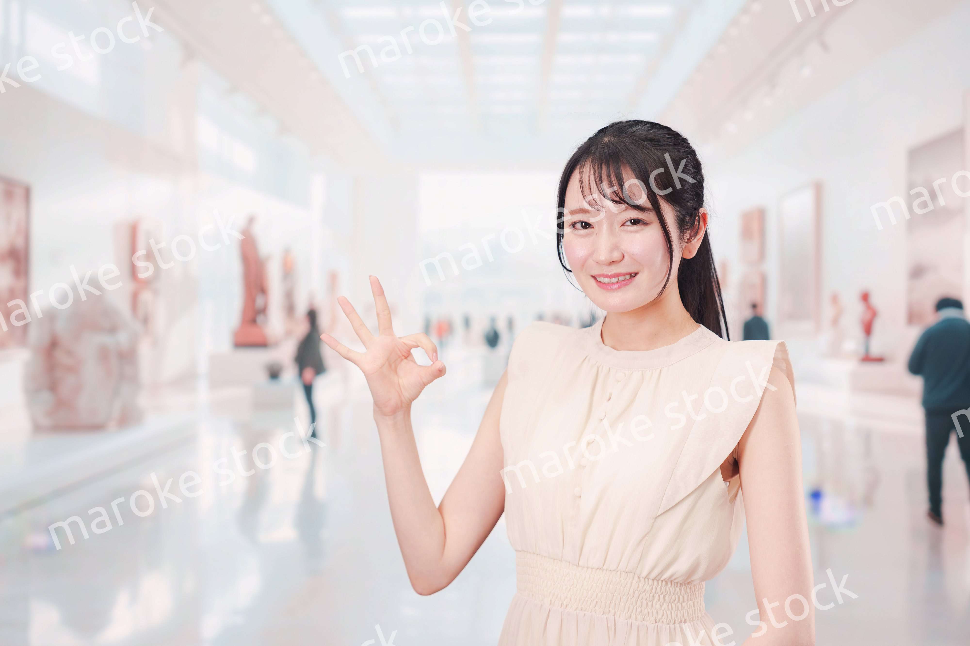 美術館・博物館で休日を過ごす若い女性