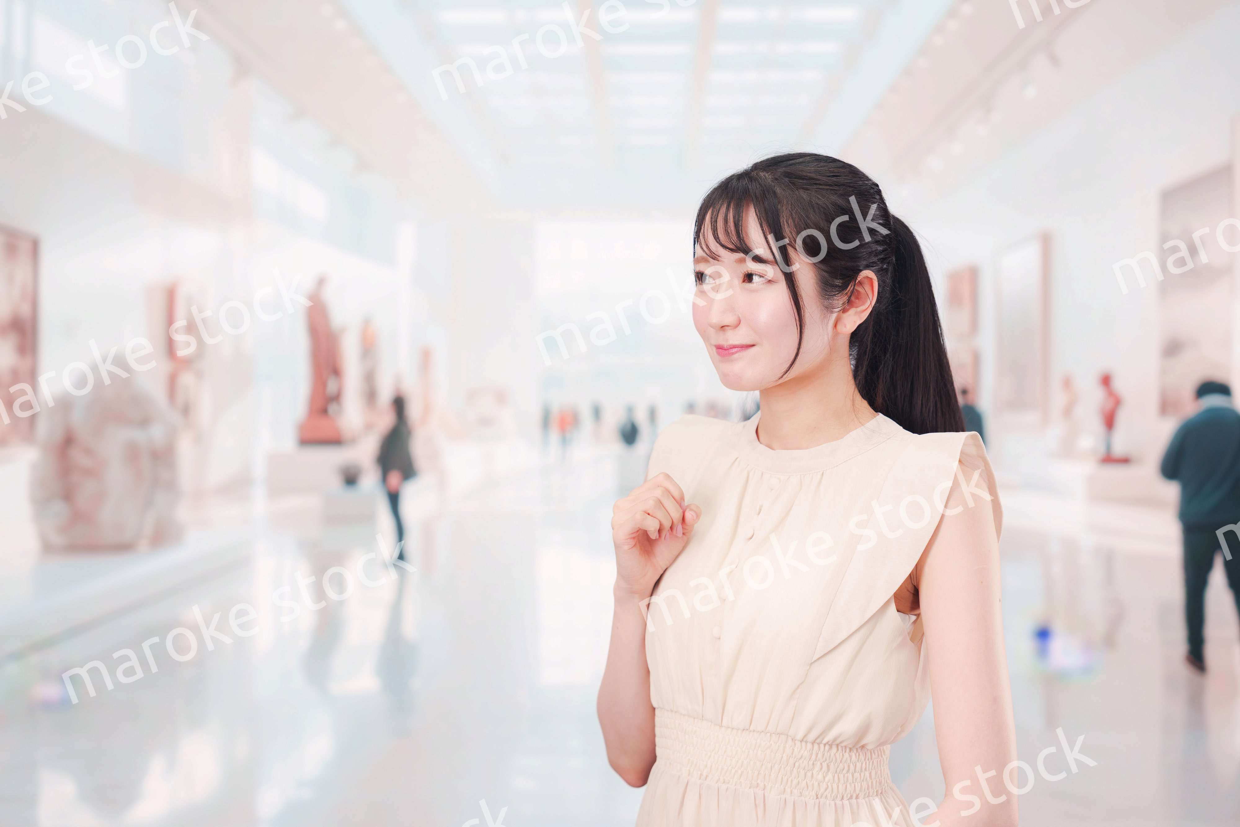 美術館・博物館で休日を過ごす若い女性