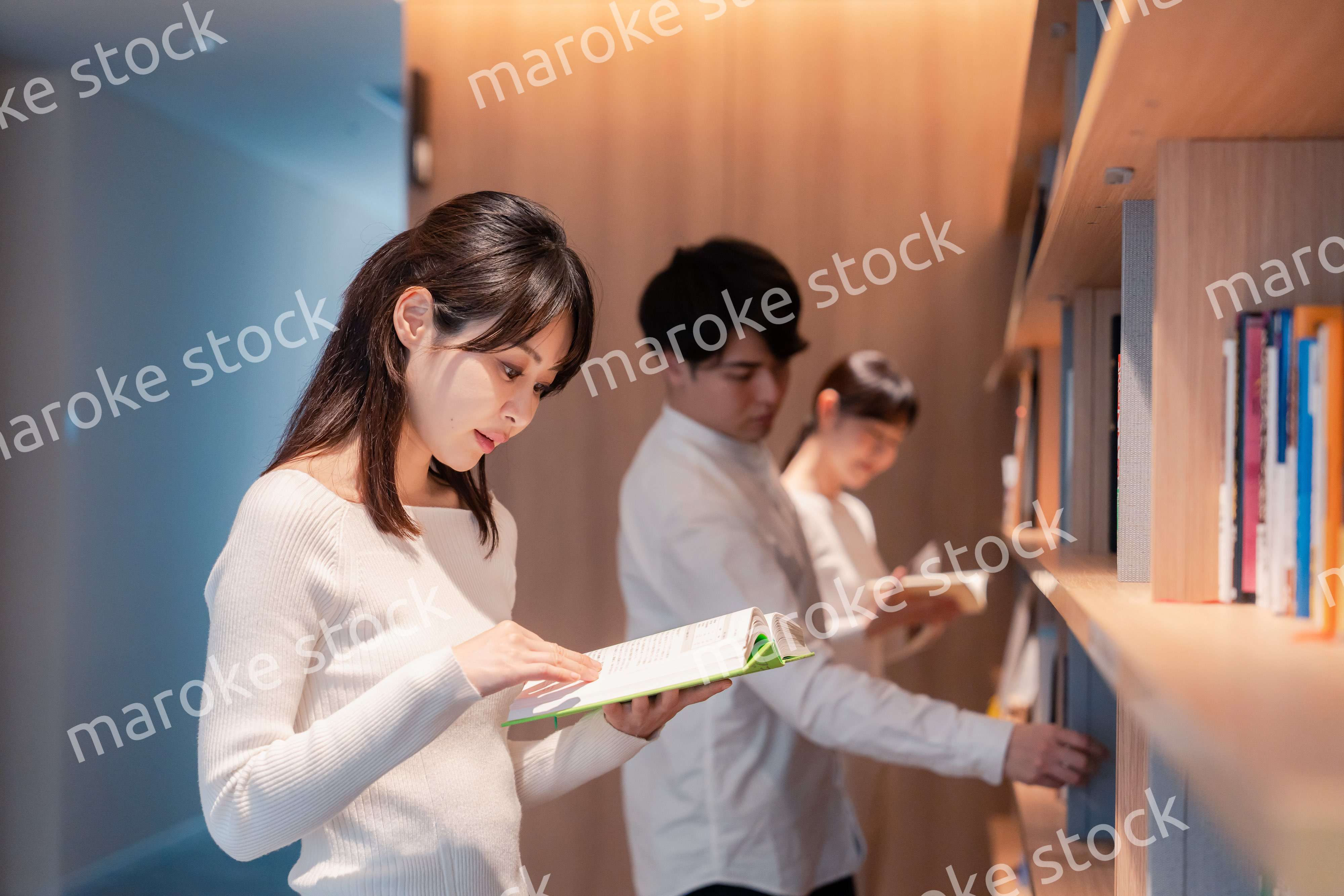 図書館で本を探す人々