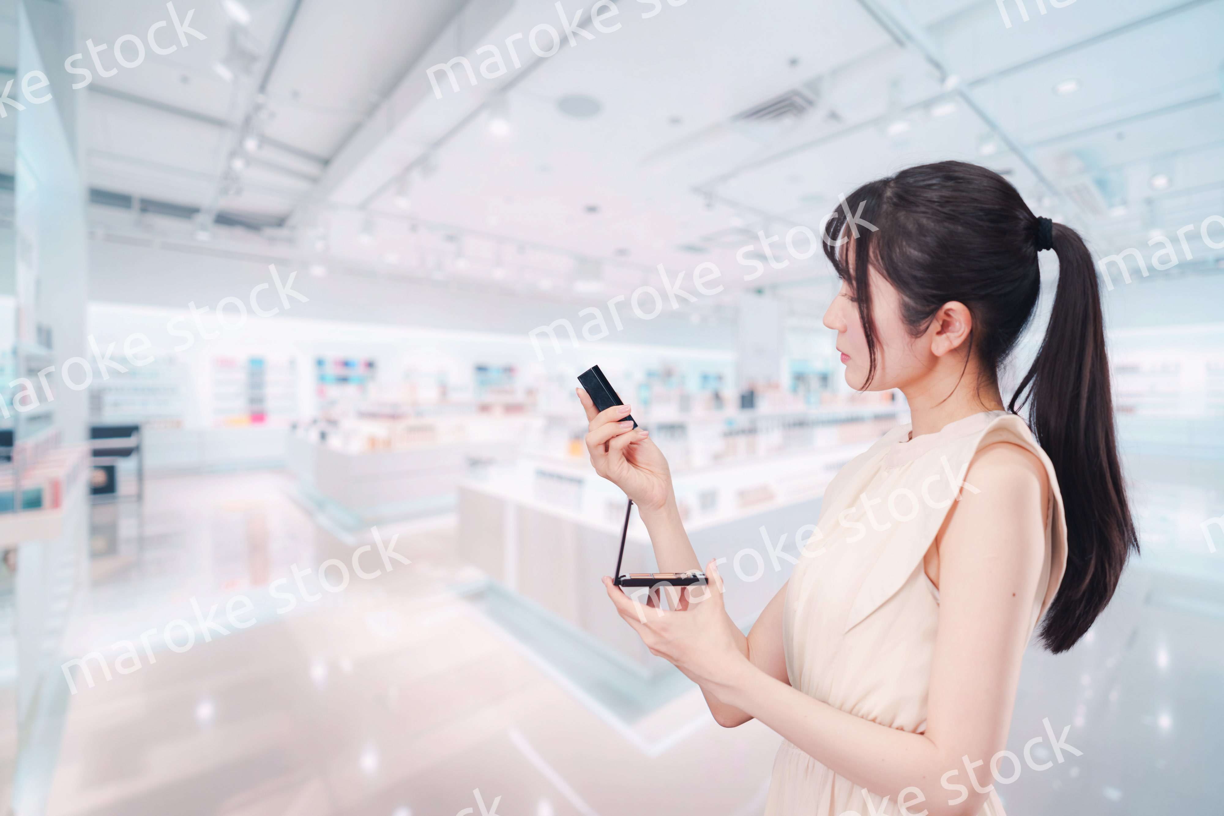 化粧品を購入する若い女性