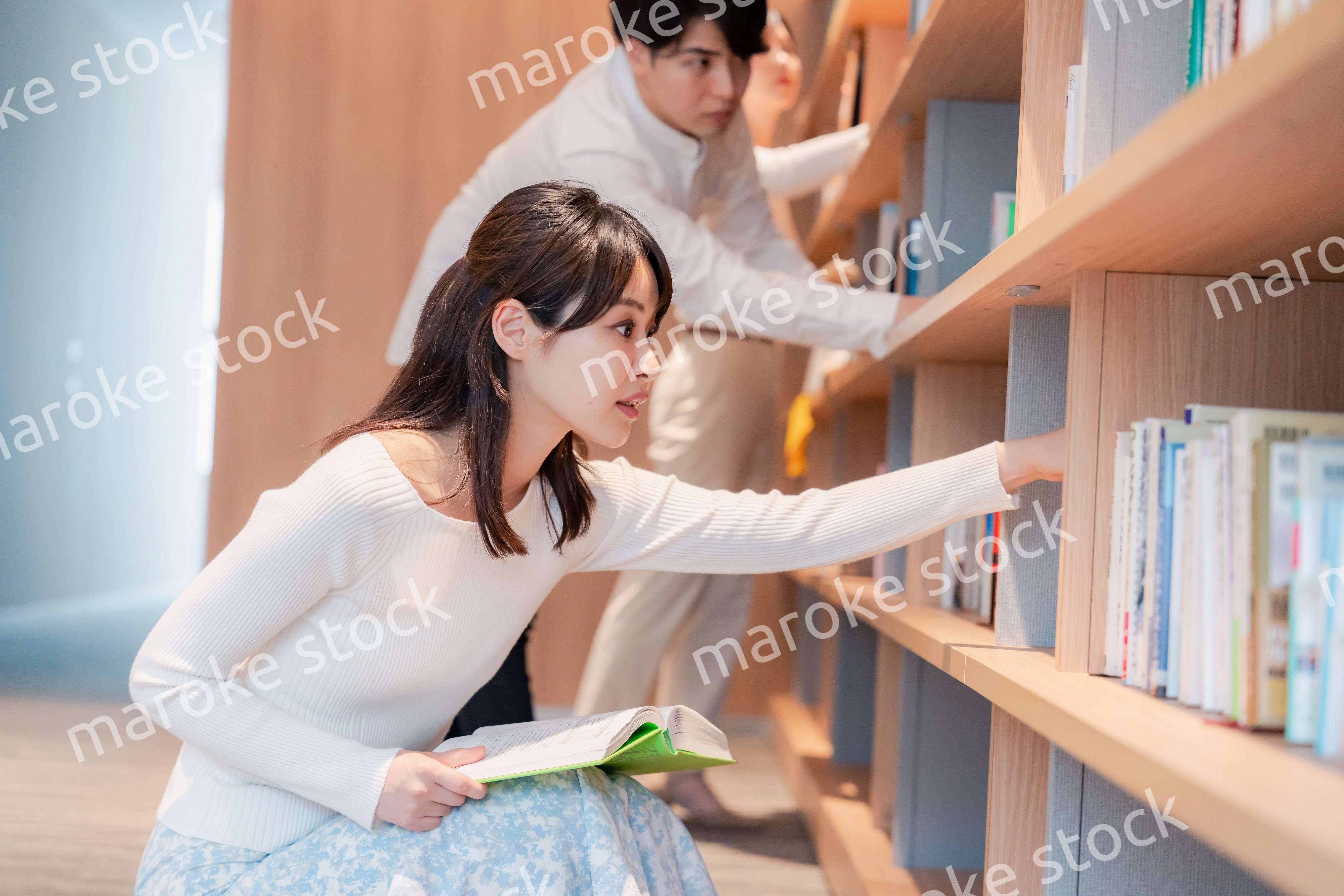 図書館で本を探す人々