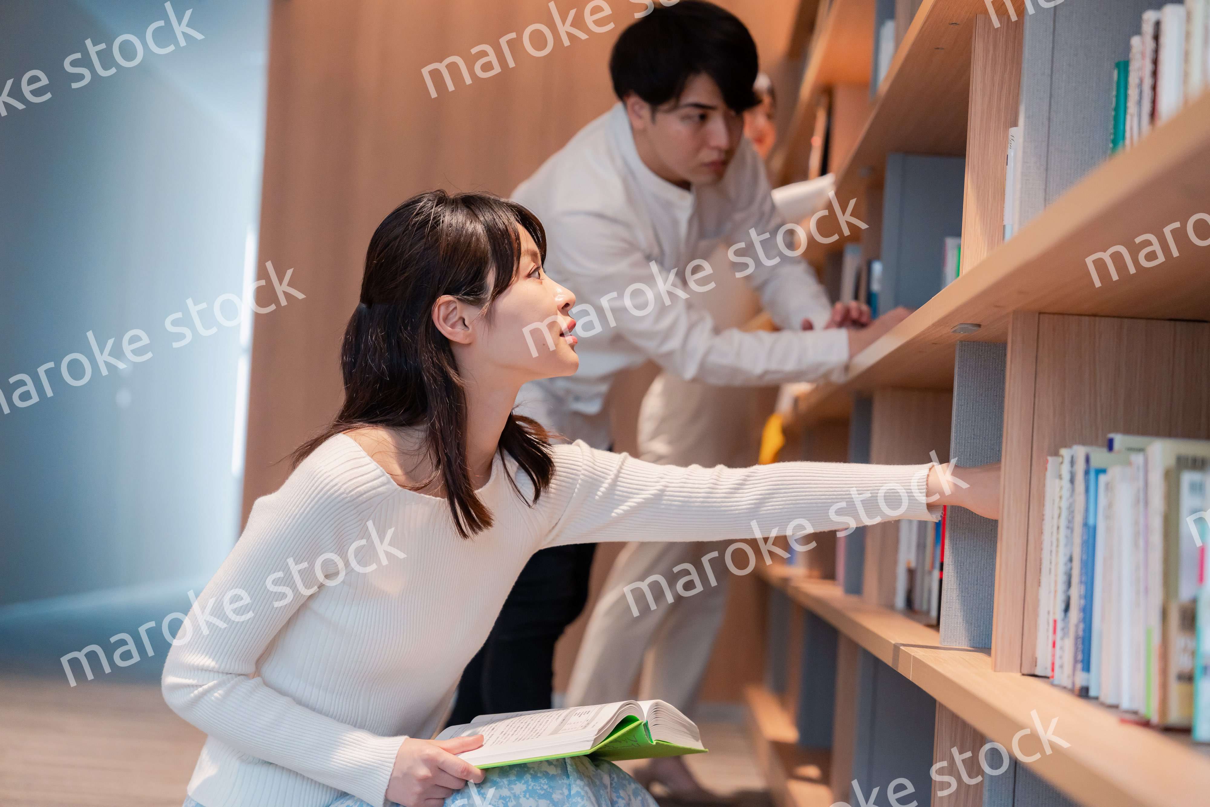 図書館で本を探す人々