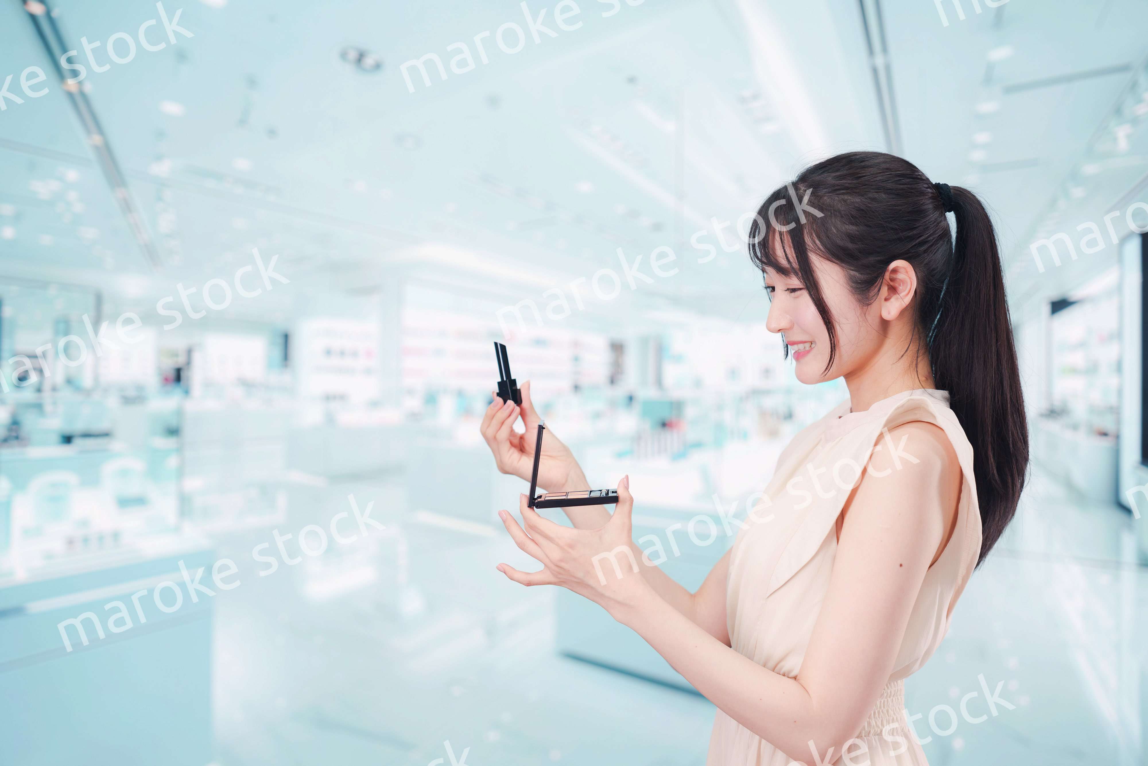 化粧品を購入する若い女性