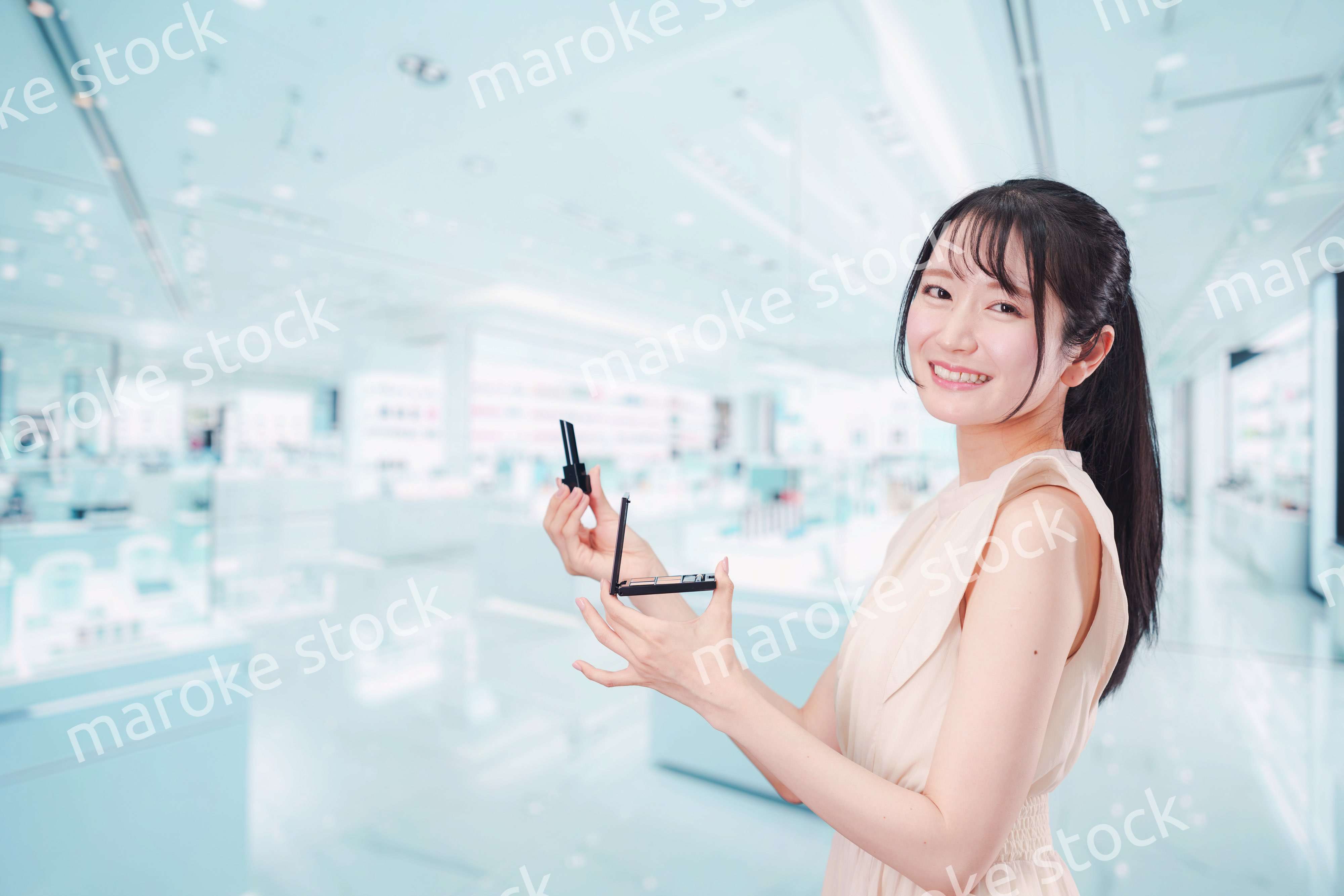 化粧品を購入する若い女性