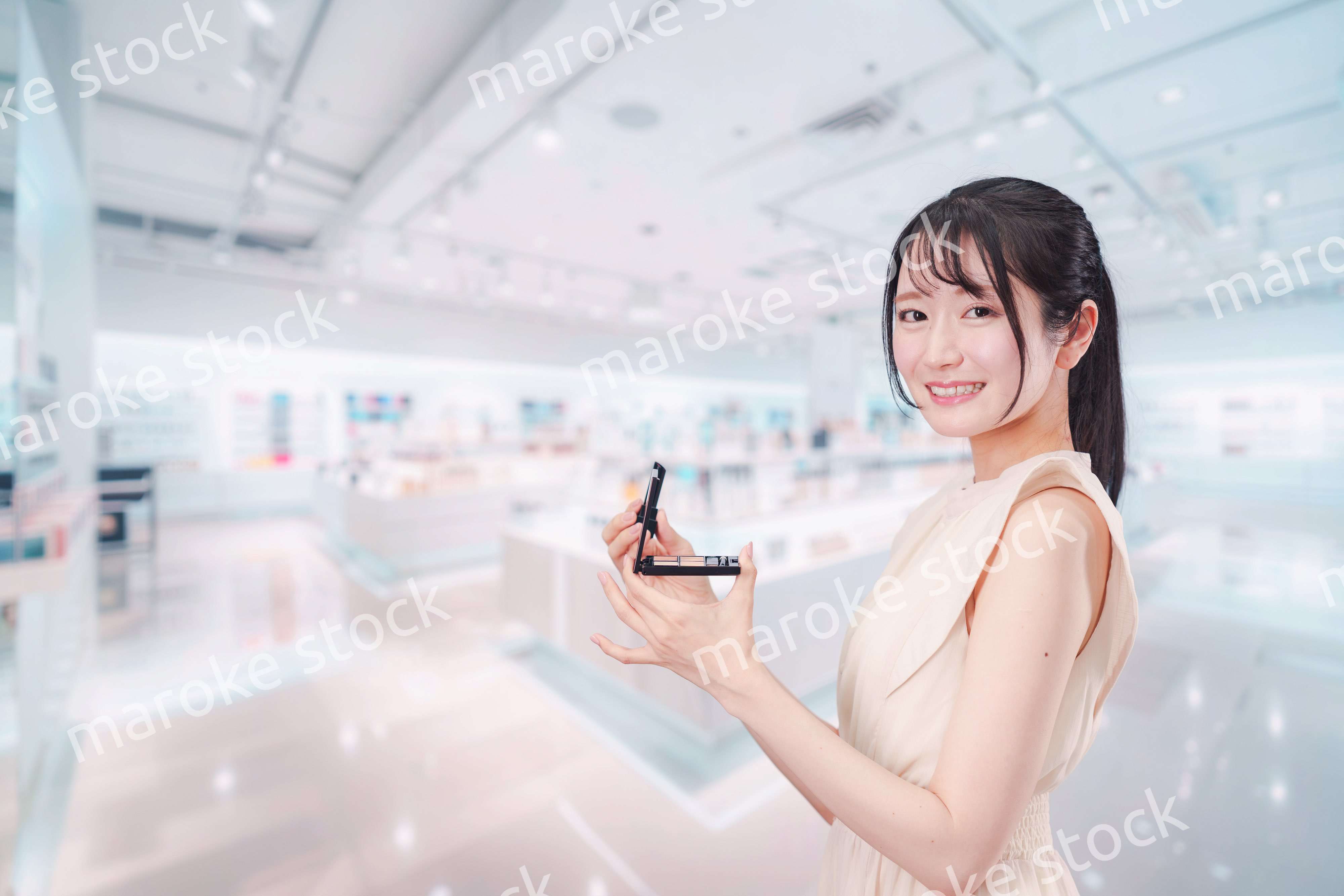 化粧品を購入する若い女性