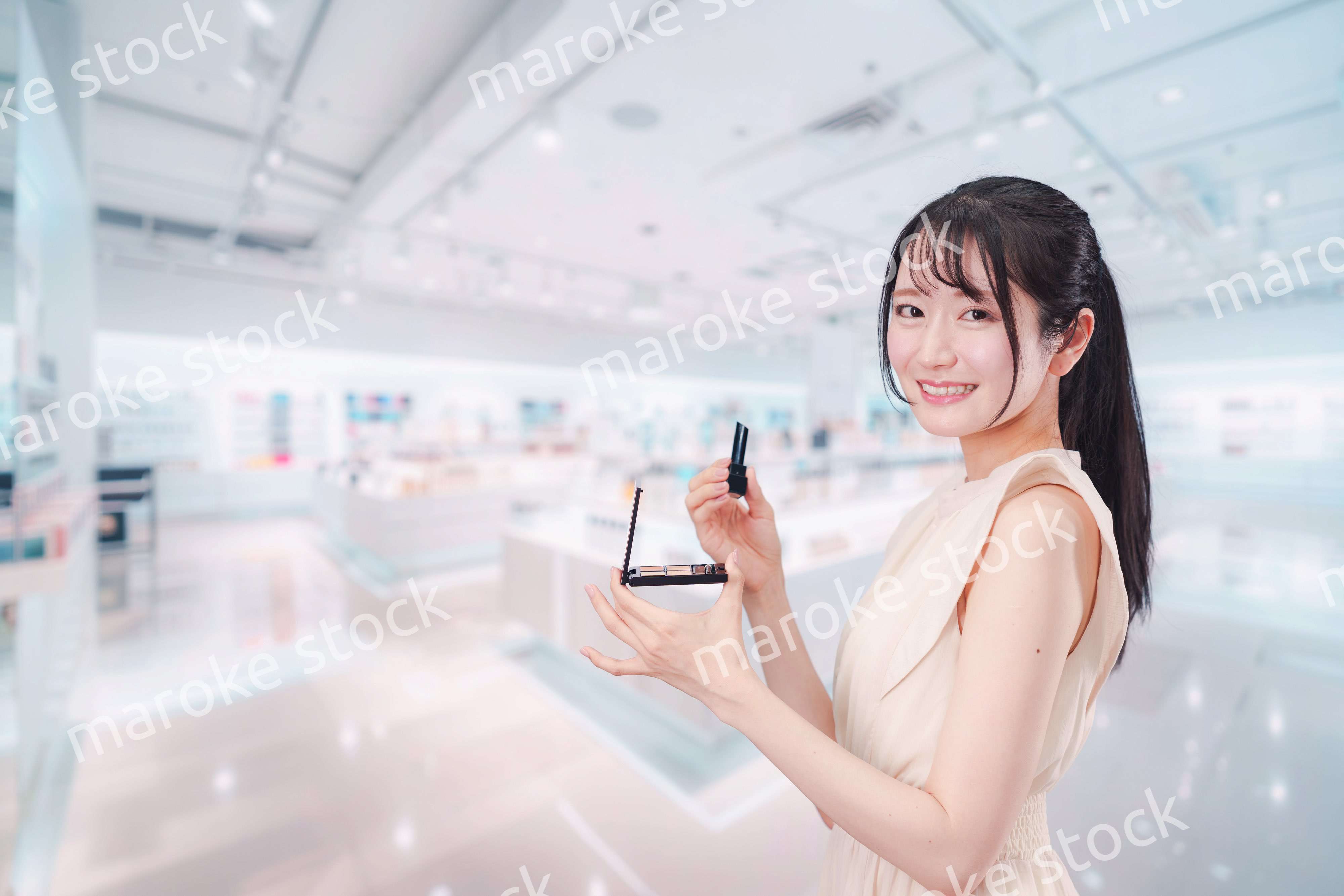 化粧品を購入する若い女性